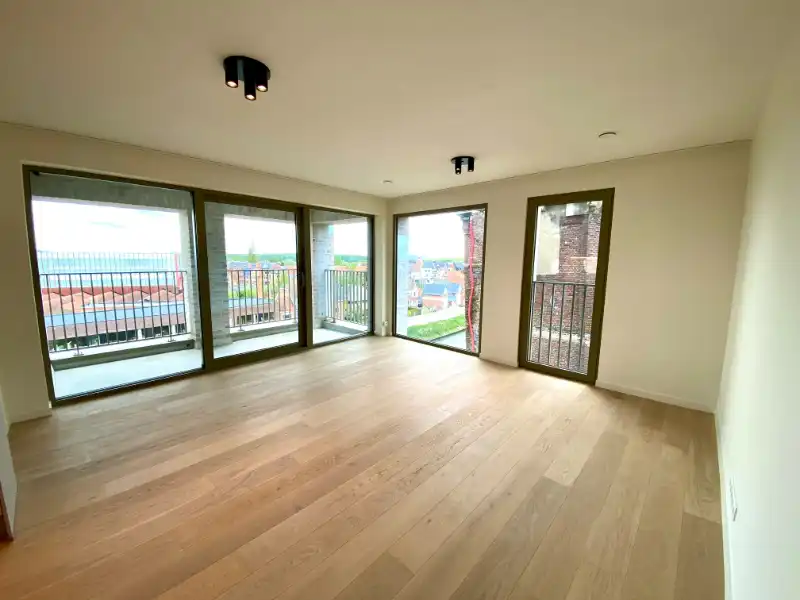 Instapklaar recent appartement met 2 slaapkamers foto 5