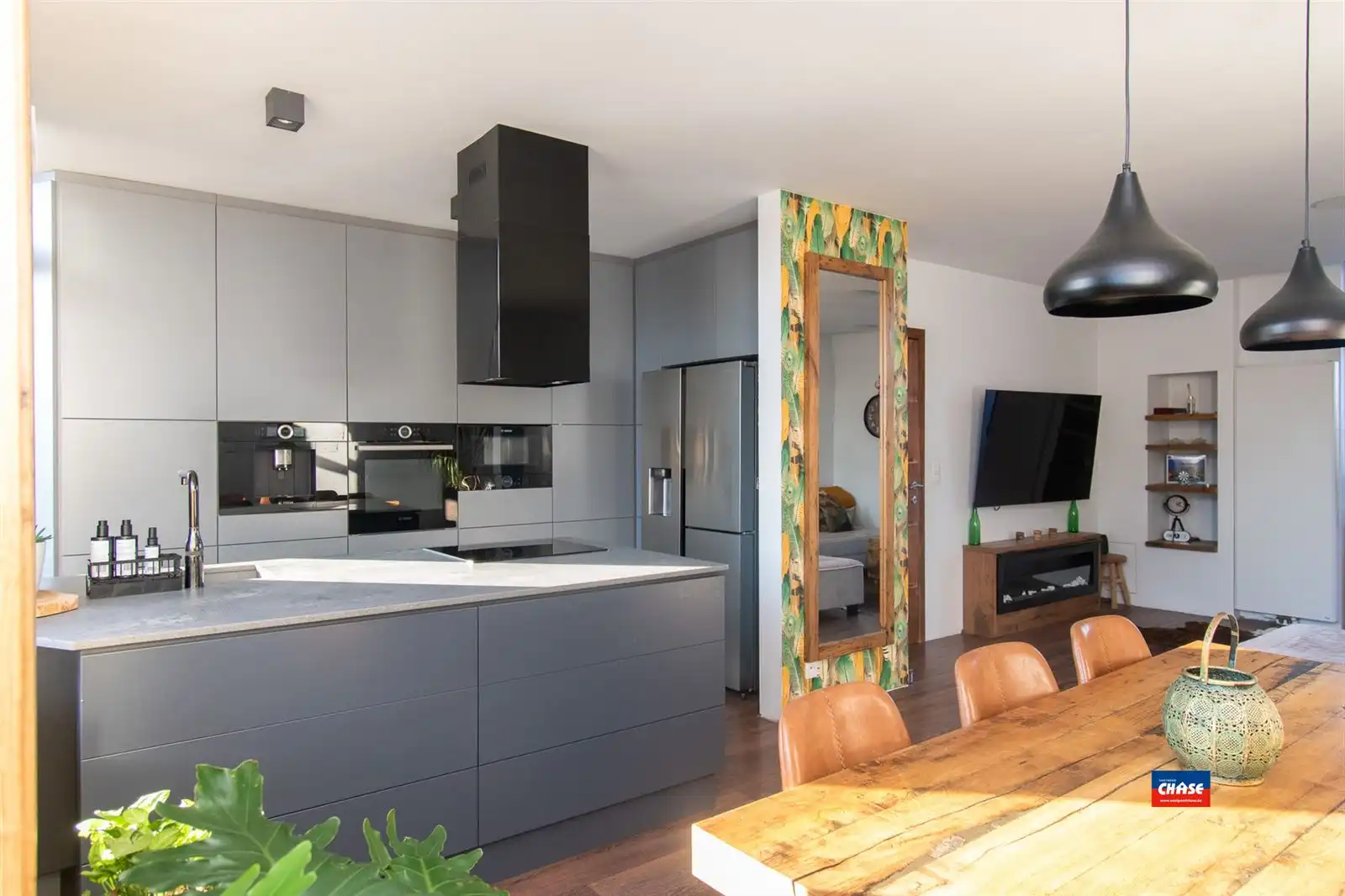 Bel-étage met 4 slaapkamers, 2 badkamers, kantoorruimte, garage en tuin. foto 4