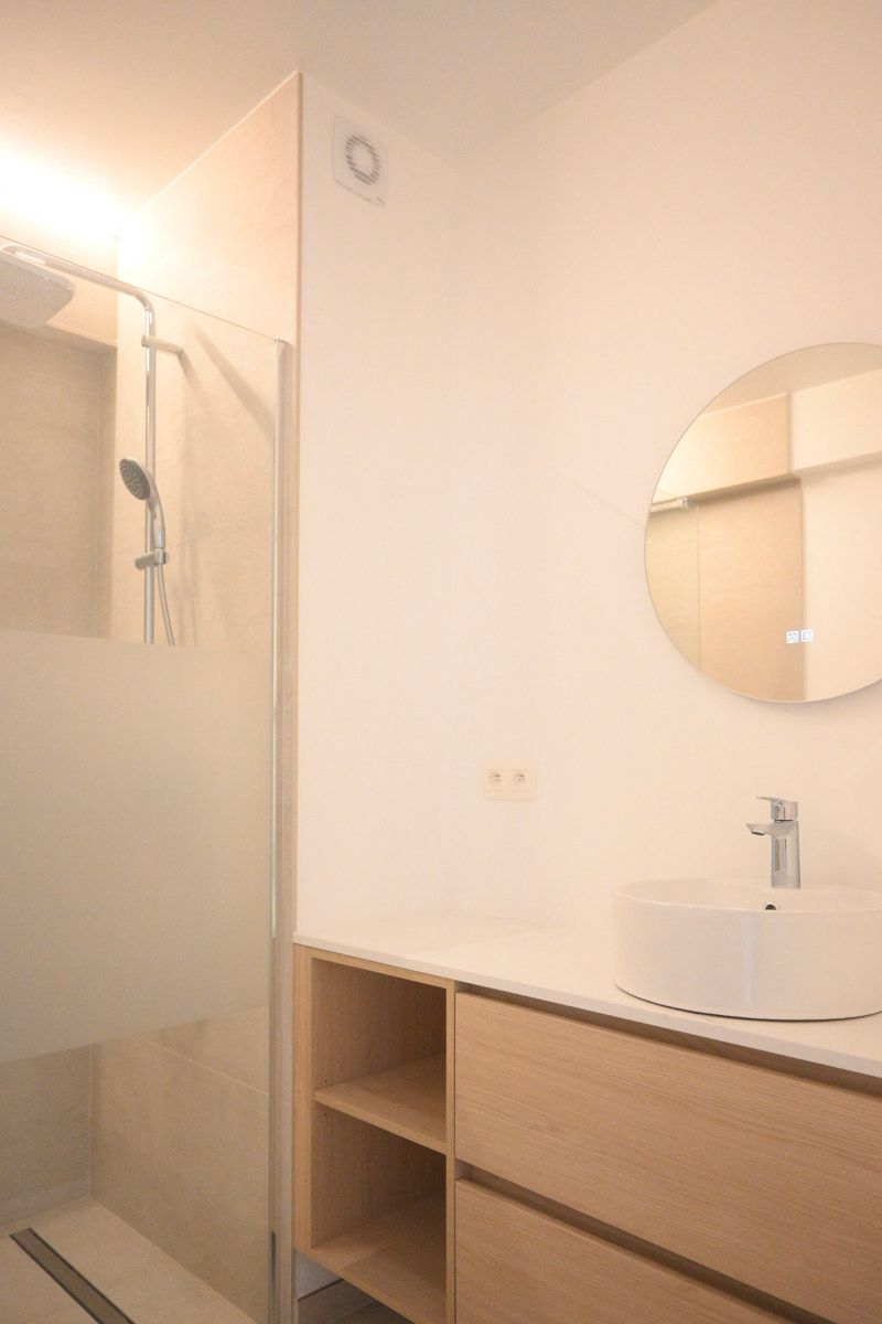 Prachtig gerenoveerd appartement aan de Markt in Gistel. foto 7