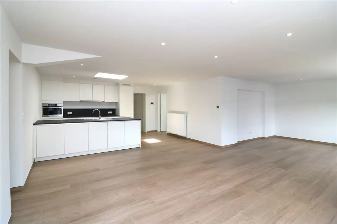 Gunstig gelegen, vernieuwd app. met 3 slpk., 2 badk. en garage foto 8