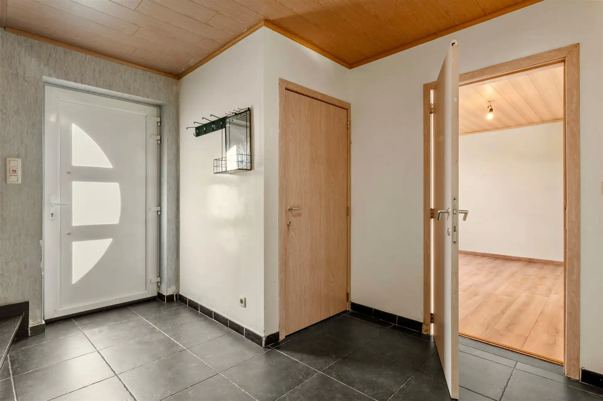 Knappe, ruime instapklare woning met 4 slpks, 2 bdks en tuin foto 5