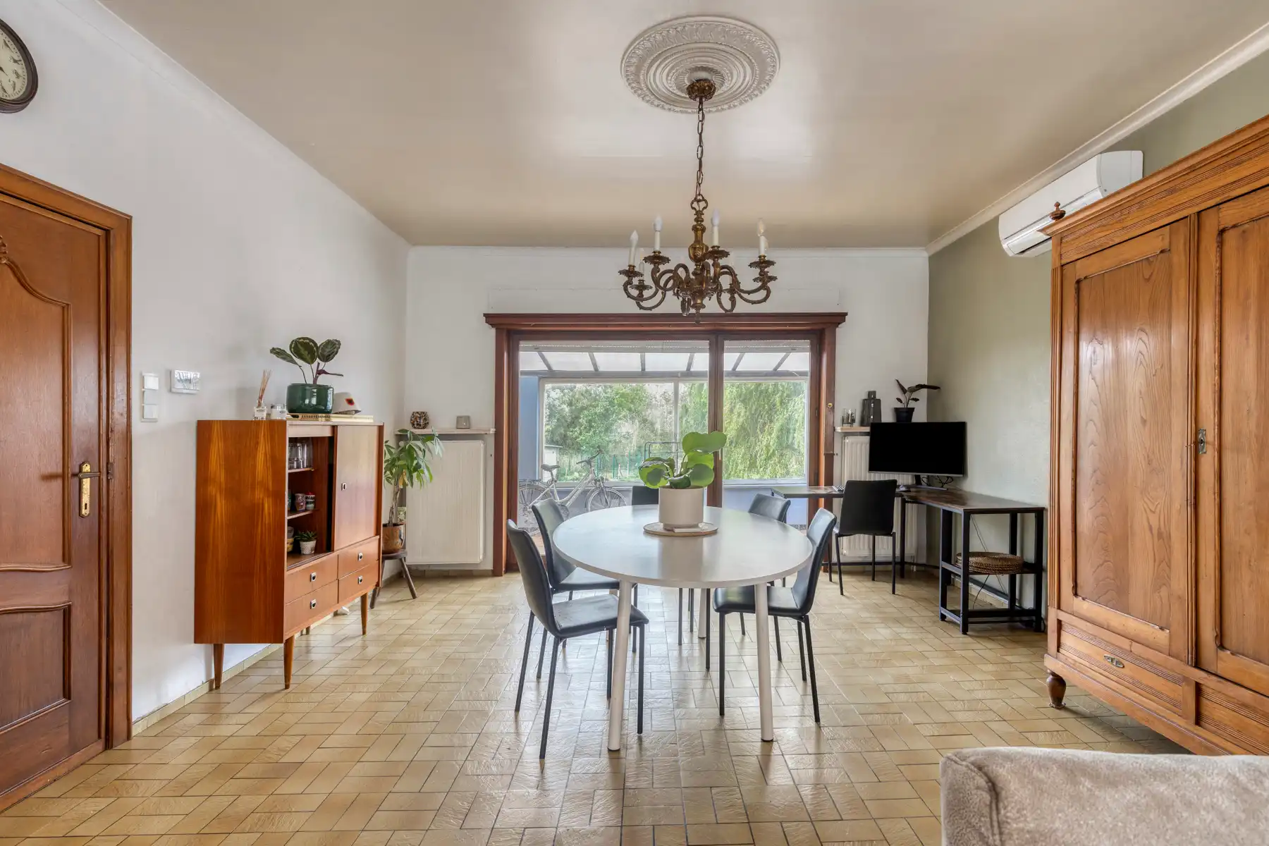 Ruime bungalow met 3 slaapkamers op ruim perceel in Outer foto 3