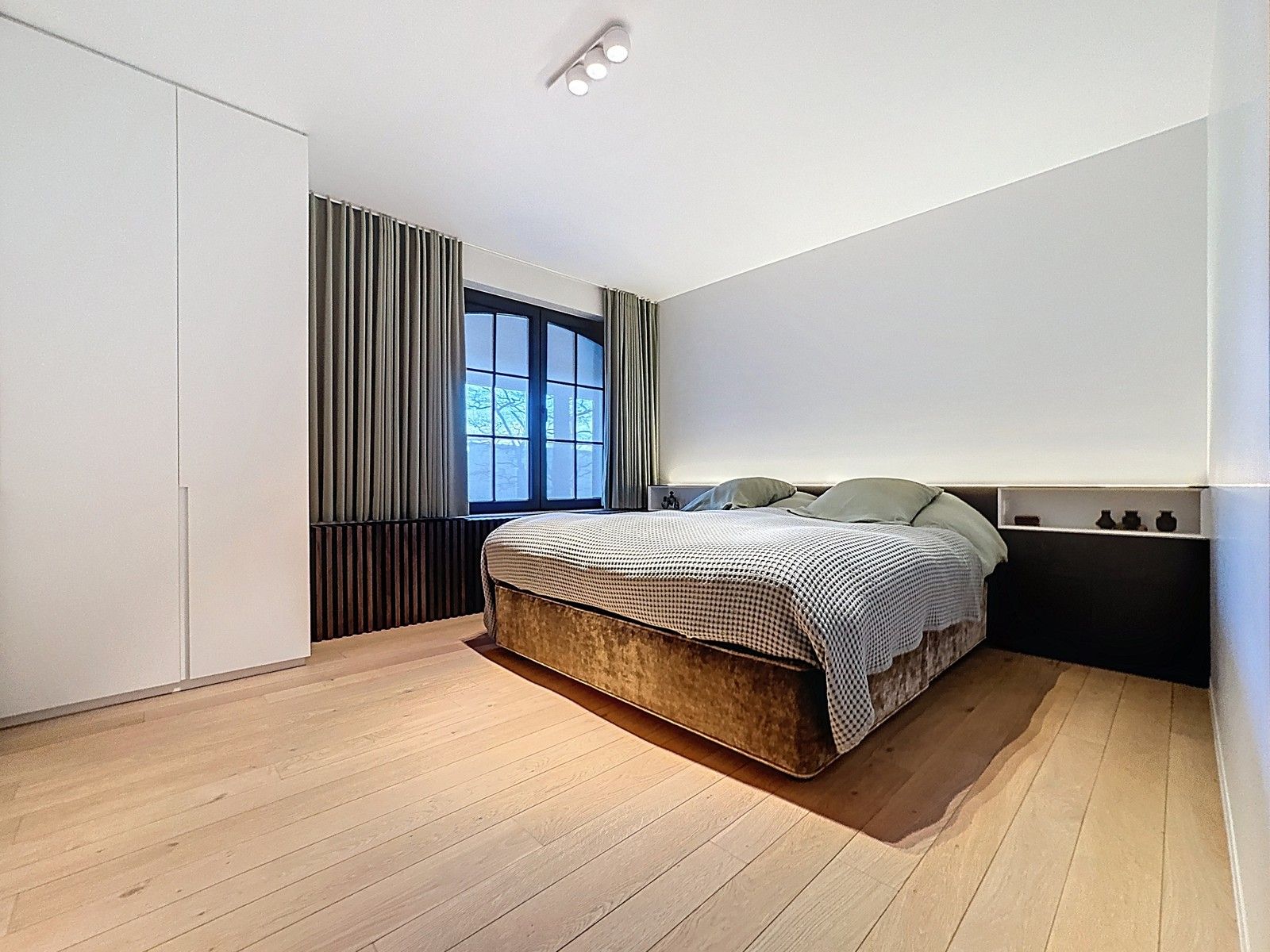 Instapklaar, luxueus afgewerkte VILLA (5 slpkms, dubbele garage, ...) met BIJGEBOUWEN (stallingen en bergplaats). Grondopp.: 2.814m² + Optioneel : braakliggend stuk industriegrond. foto 17