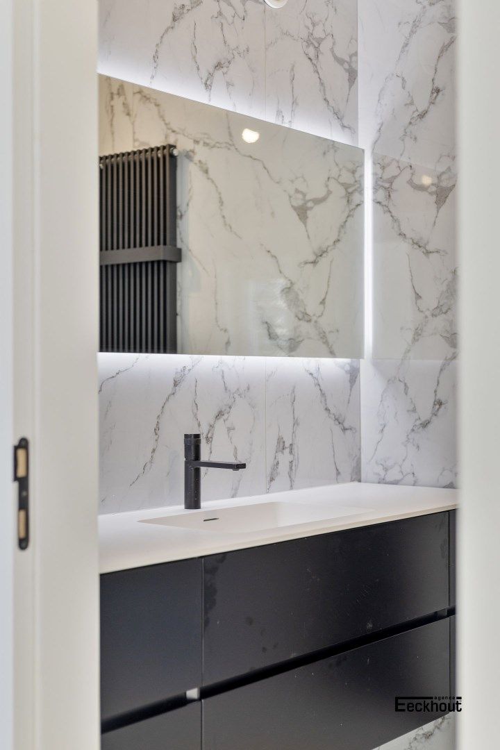 Luxe hoek-appartement met grote zonneterrassen rondom en vlakbij de zeedijk van Mariakerke! foto 9