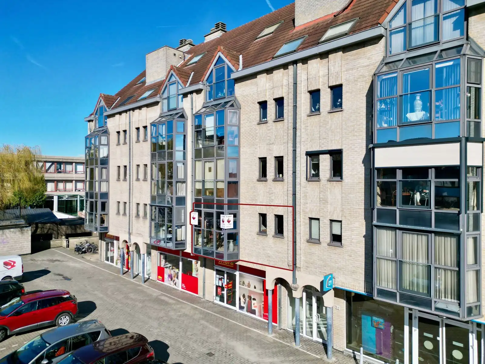 Lichtrijk én Ruim Appartement met 2 SLPK, Centrum Aalst! foto {{pictureIndex}}