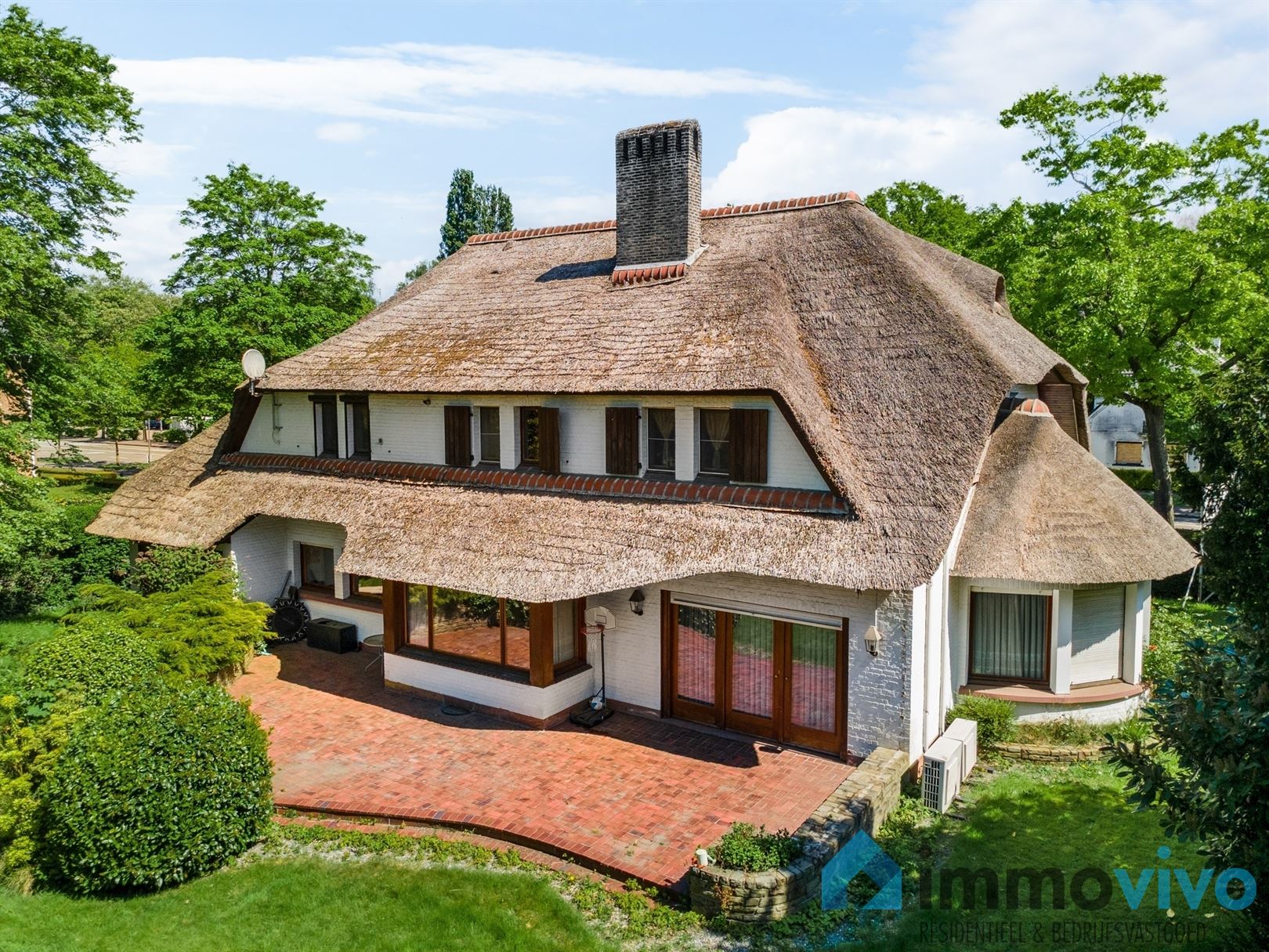 Hoofdfoto van de publicatie: Karaktervolle rietgedekte villa op 1.120 m² met 5 slaapkamers en badkamers (475 m² bewoonbaar!)