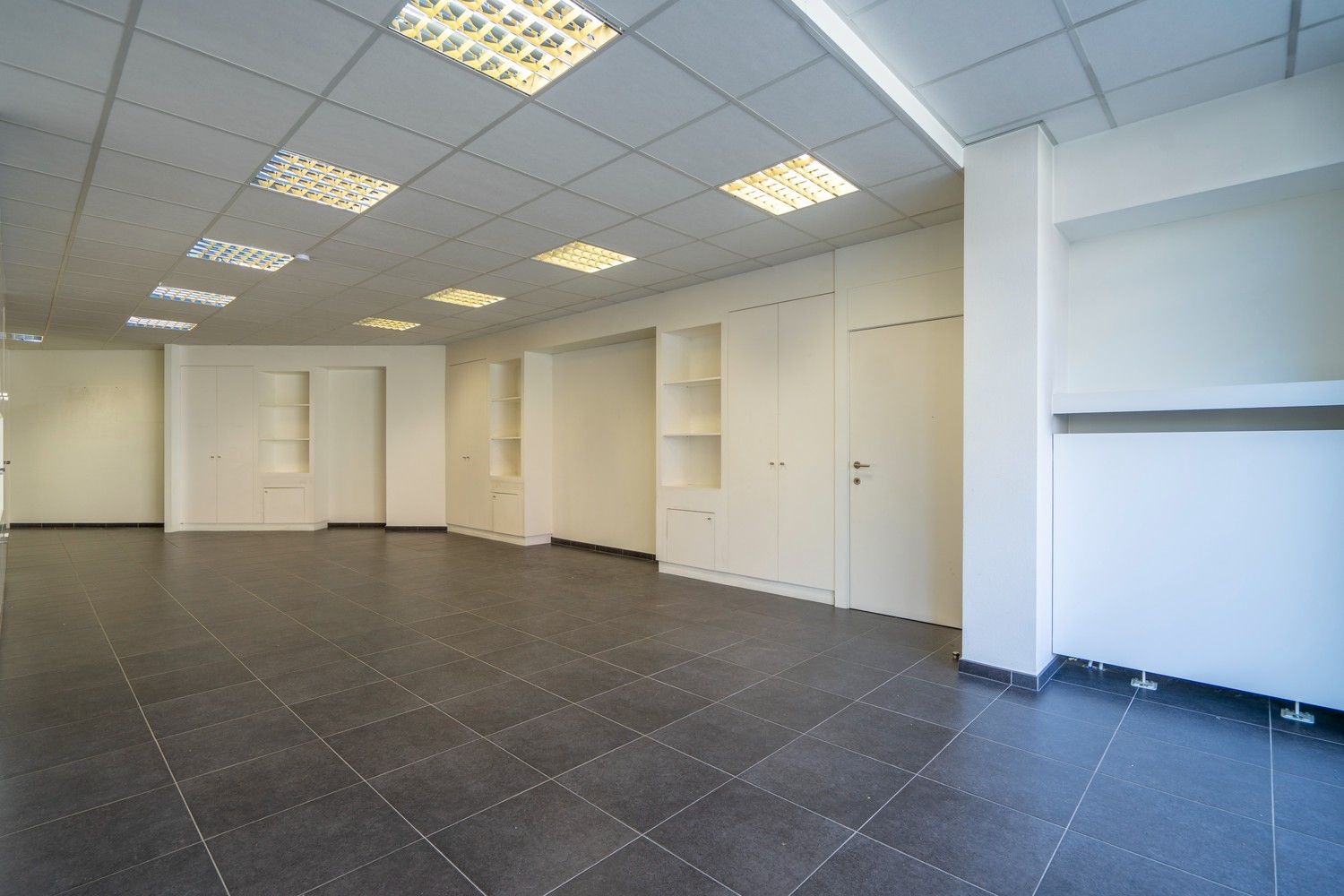 KANTOOR MET GARAGE foto {{pictureIndex}}