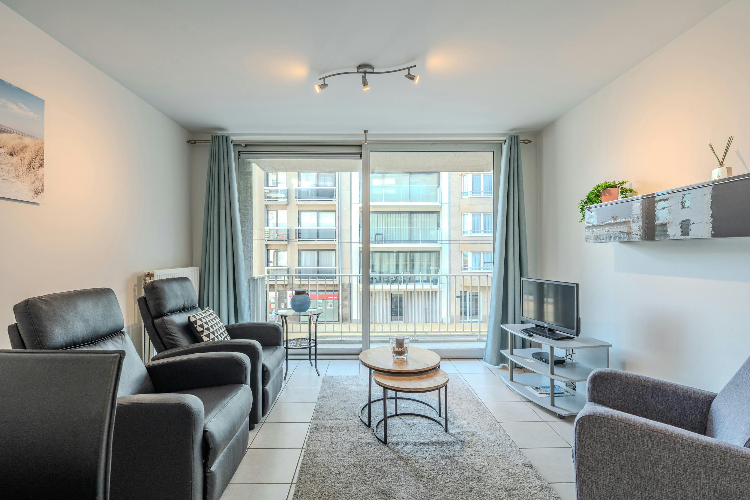 Instapklaar appartement met twee slaapkamers te centrum Middelkerke! foto 3