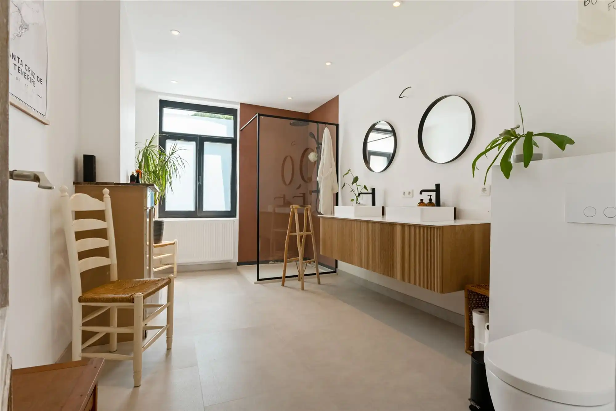 Huis met 5 slaapkamers en tuin, verder af te werken naar eigen smaak. foto 12