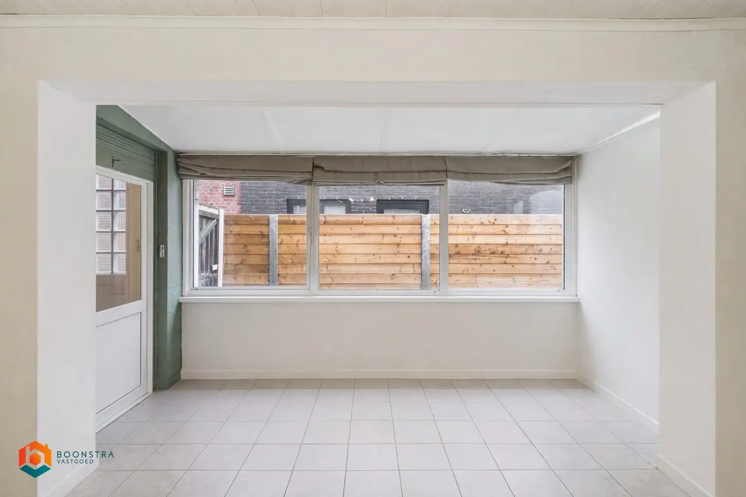 Te renoveren woning met 3 slaapkamers, tuin en garage foto 6