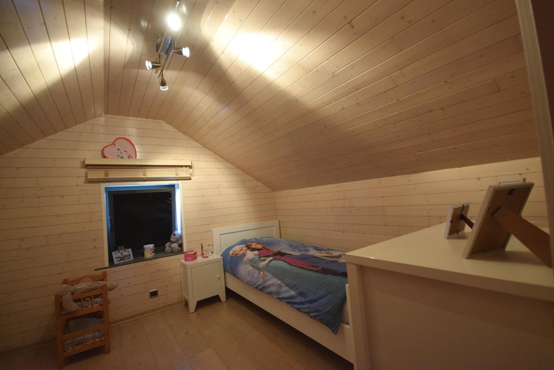 WONING MET ZONNIGE STADSTUIN foto 15