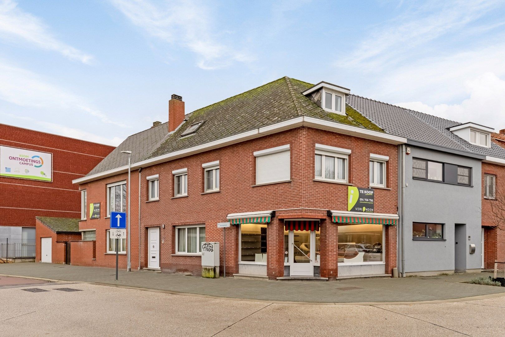 Ruime handelswoning met 6 SLPKS en garage in Mol-centrum ! foto {{pictureIndex}}