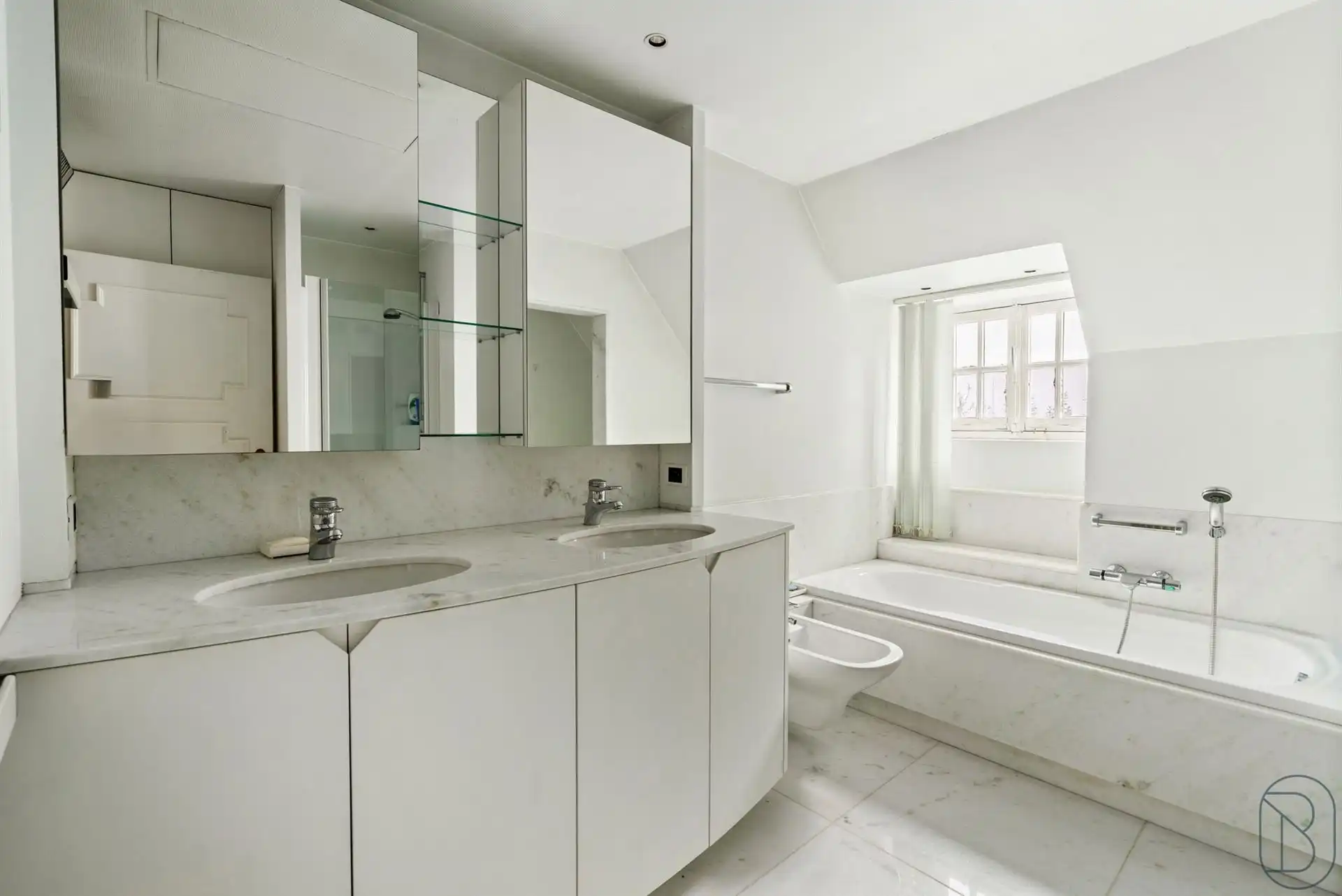 Te renoveren/af te breken villa met vergunning voor 8 app. foto 16