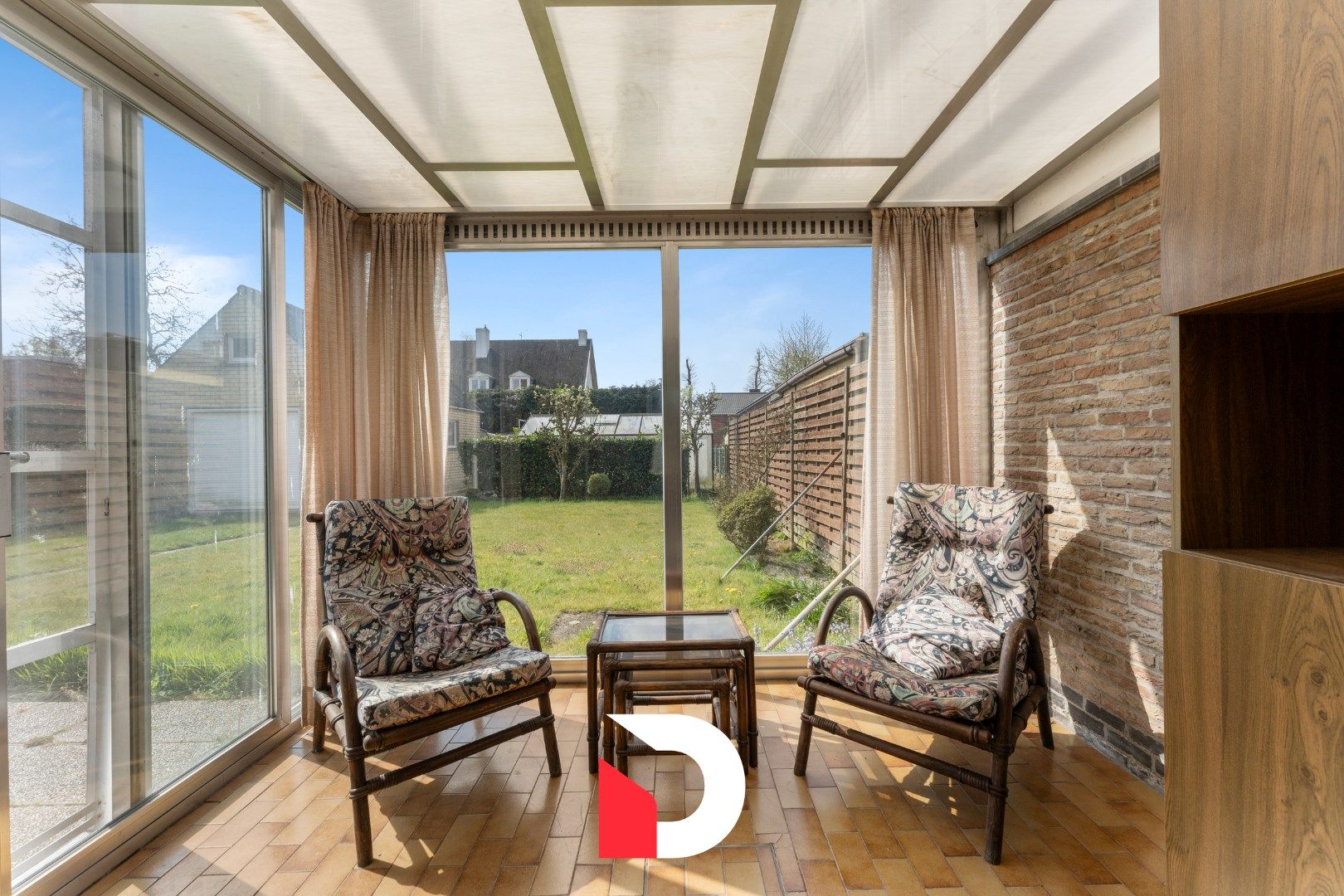 Deze statige halfopen woning is gelegen op een gegeerde en kindvriendelijke buurt te Oostkamp. foto 8