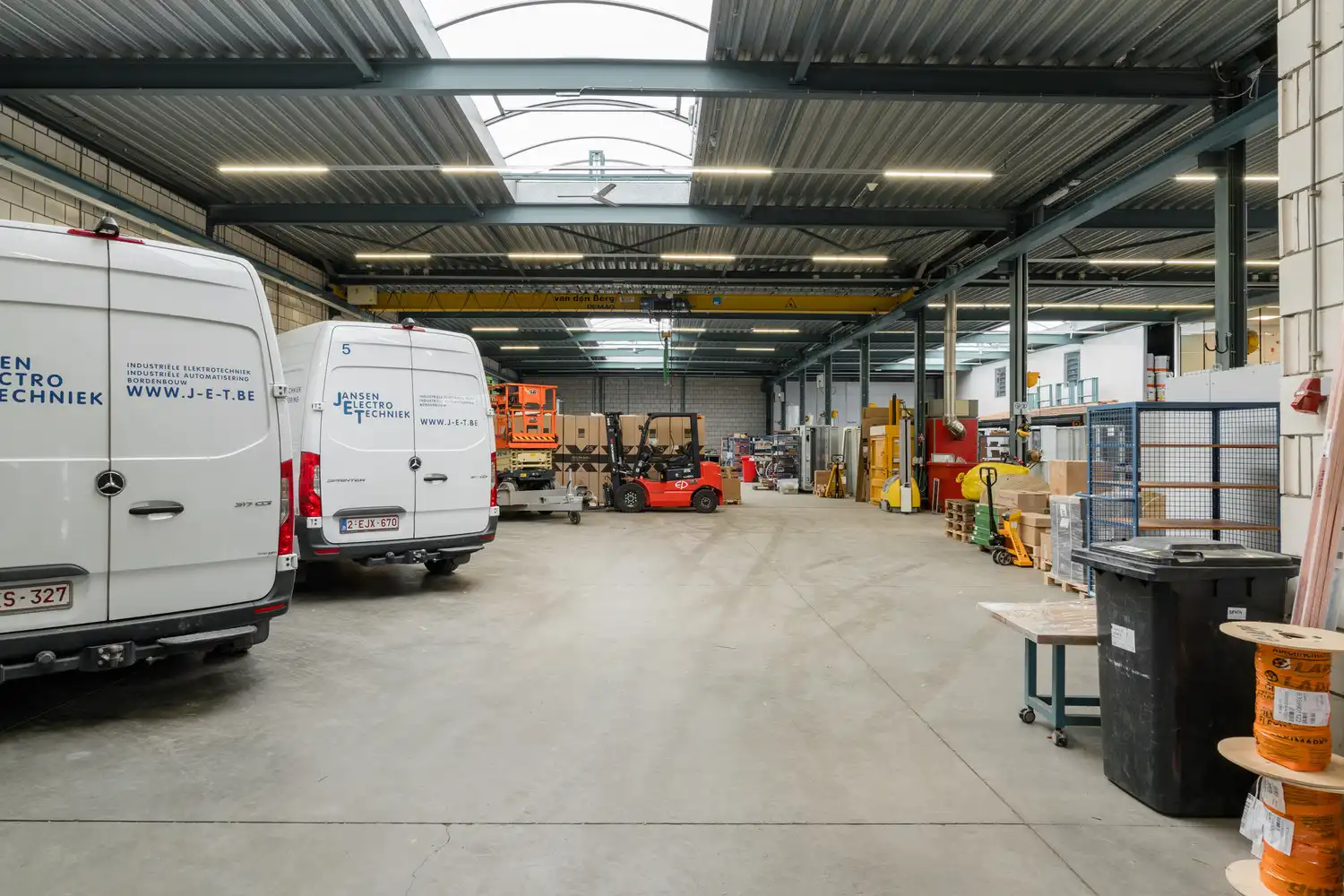 BEDRIJFSPAND MET CONCIERGEWONING foto 86