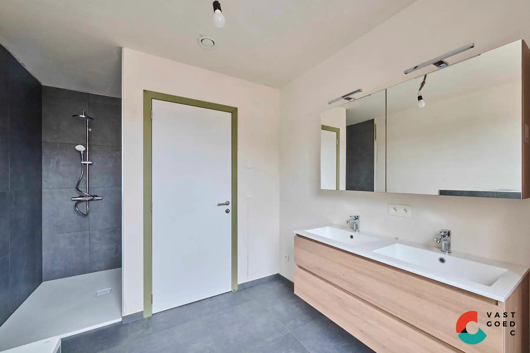 Nieuwbouwwoning in pastorijstijl met aangelegde tuin foto 10