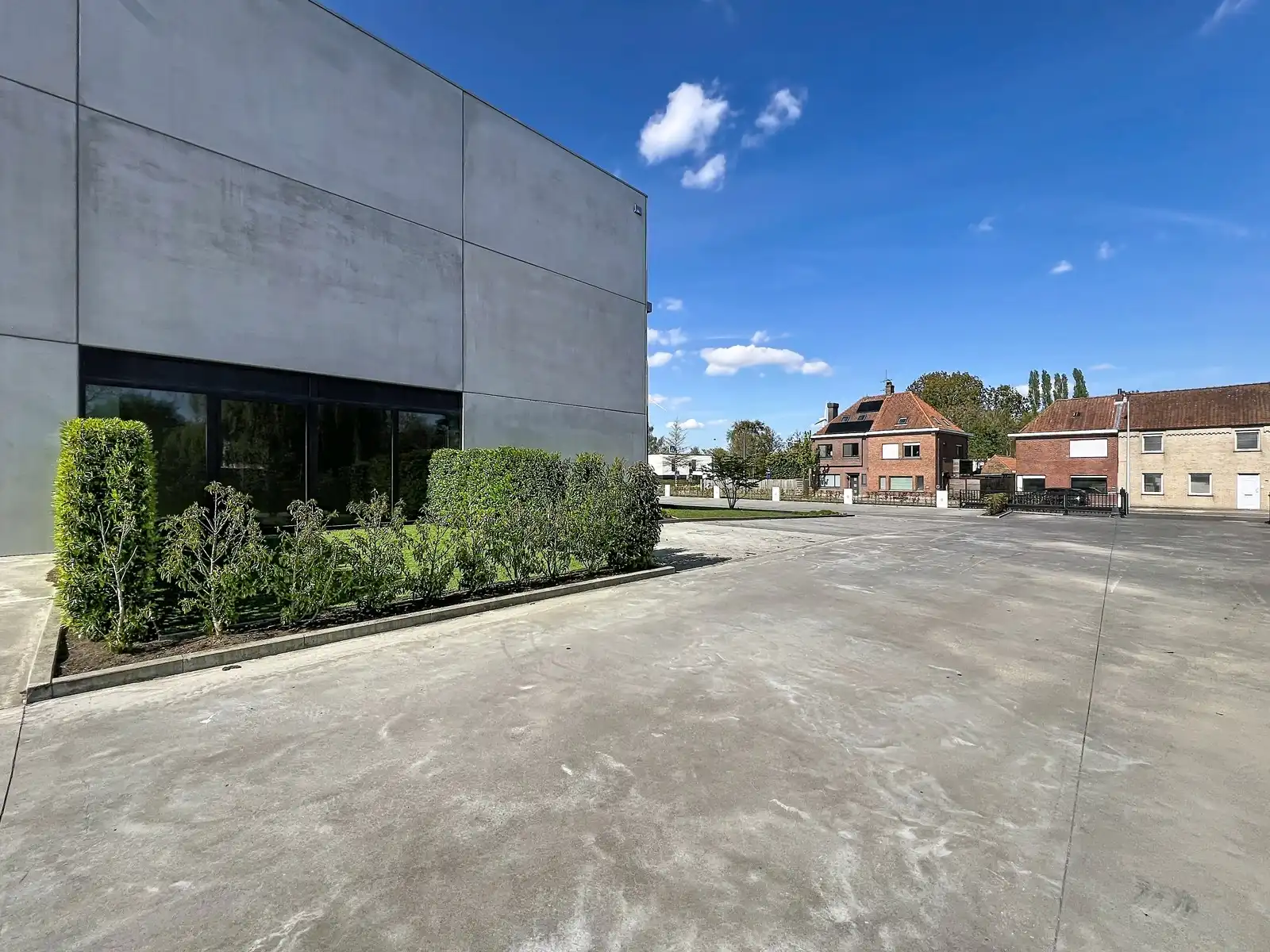 Share-deal: duurzaam, strak en ecologisch HIGH-END afgewerkt bedrijfsgebouw (°2020) met productiehal en kantoren op een perceel van 5.069m². foto 3