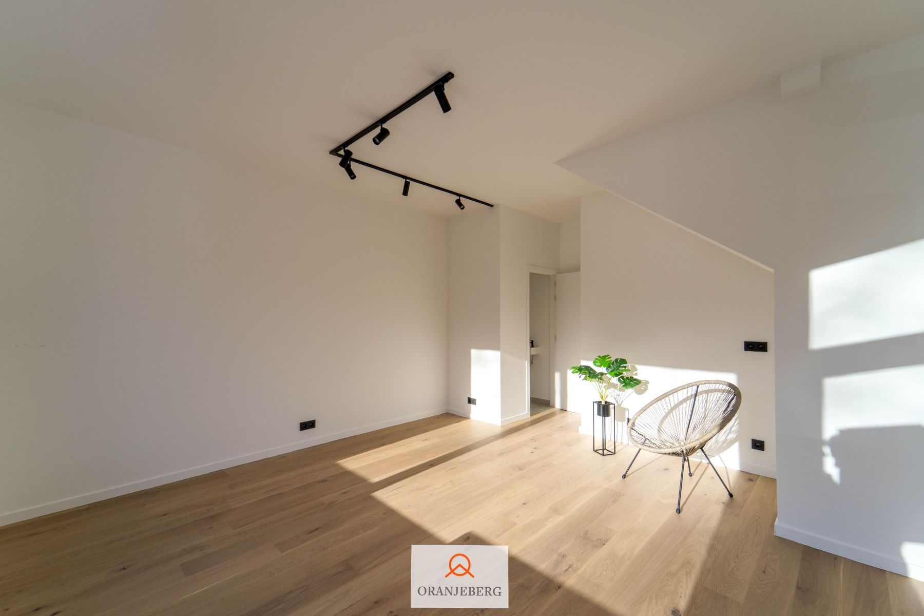 Lichtrijke handels-/ kantoorruime te huur te Sint-Amandsberg foto 6