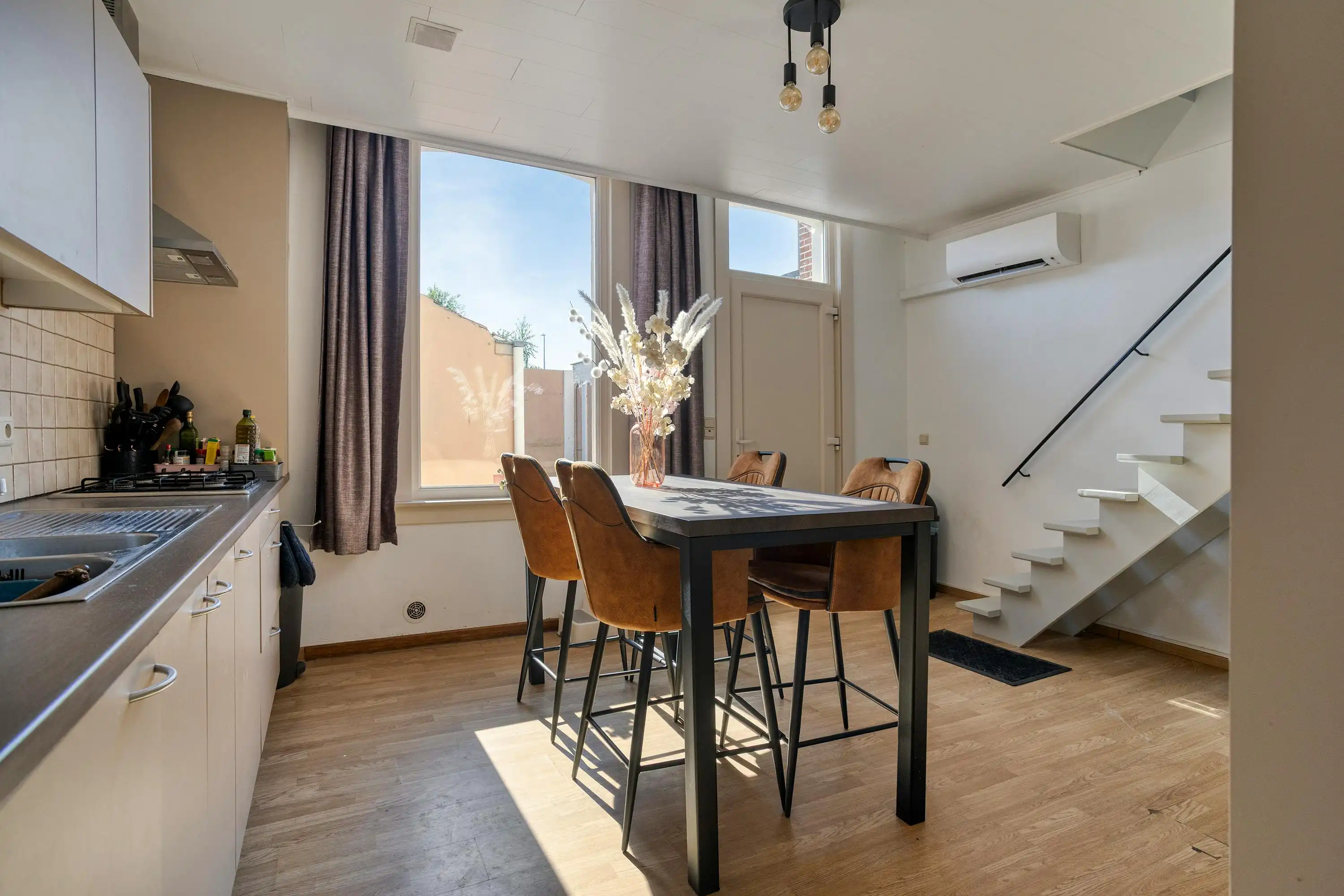 Gezellige rijwoning met stadskoertje te koop in Torhout foto 12