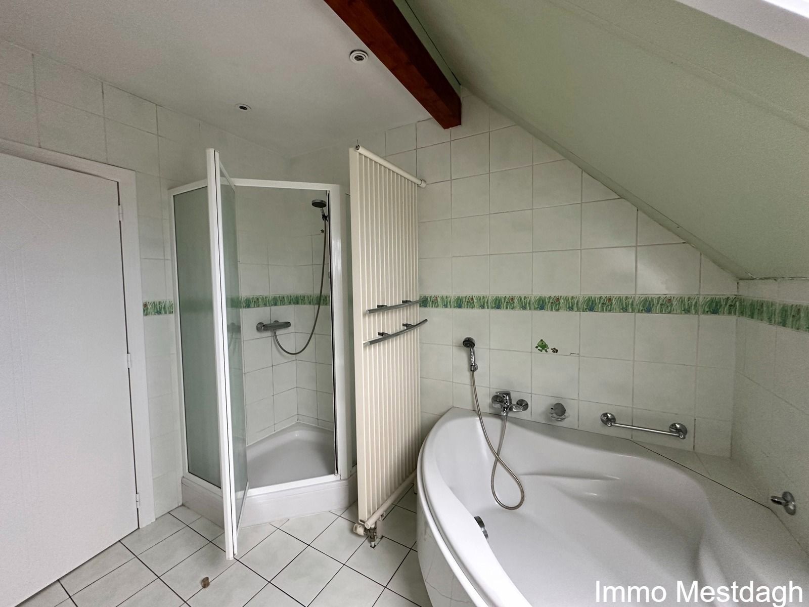 Gerenoveerde instapklare woning met tuin & terras & garages foto 27