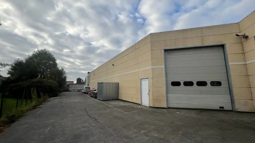 Verwarmd magazijn met kantoren te huur in Industriepark-Drongen foto 2