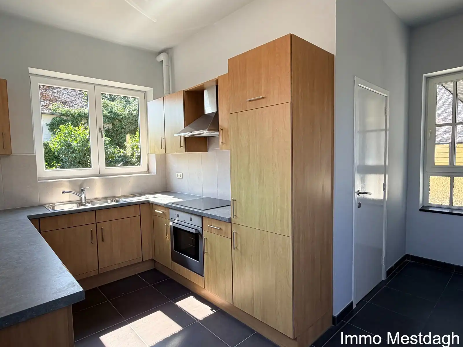 Prachtig gerenoveerd gelijkvloers appartement met terras en tuin in centrum Rummen foto 12