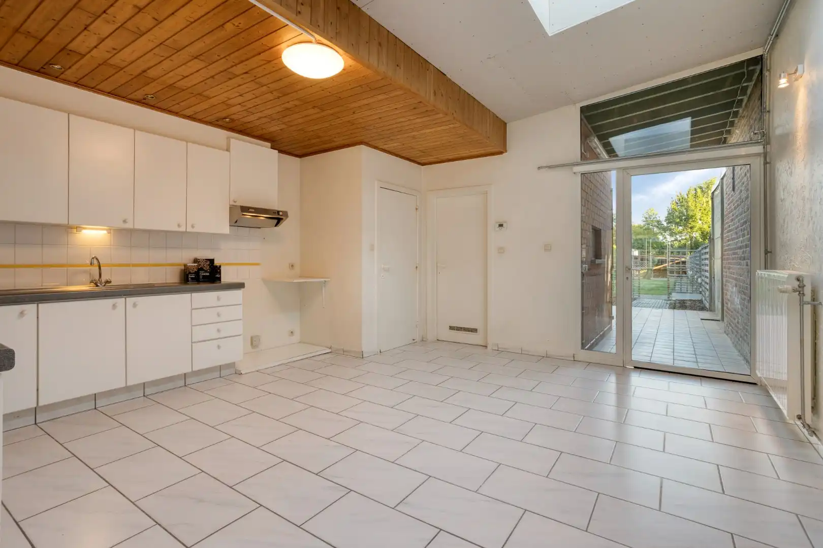 Verzorgde woning met diepe tuin, carport en uitweg achteraan! foto 6