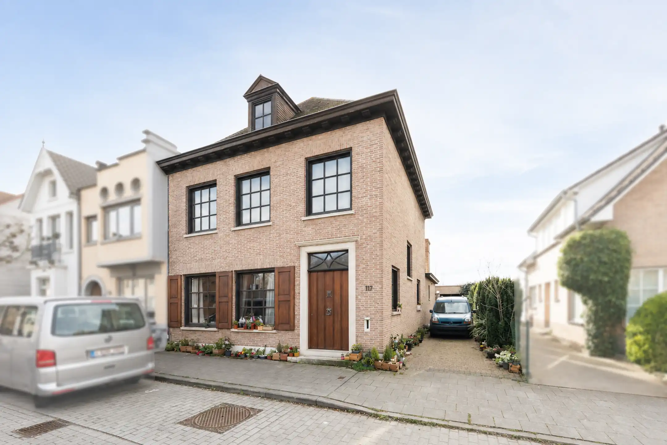 Centraal gelegen burgerwoning met garage en ruime tuin foto {{pictureIndex}}