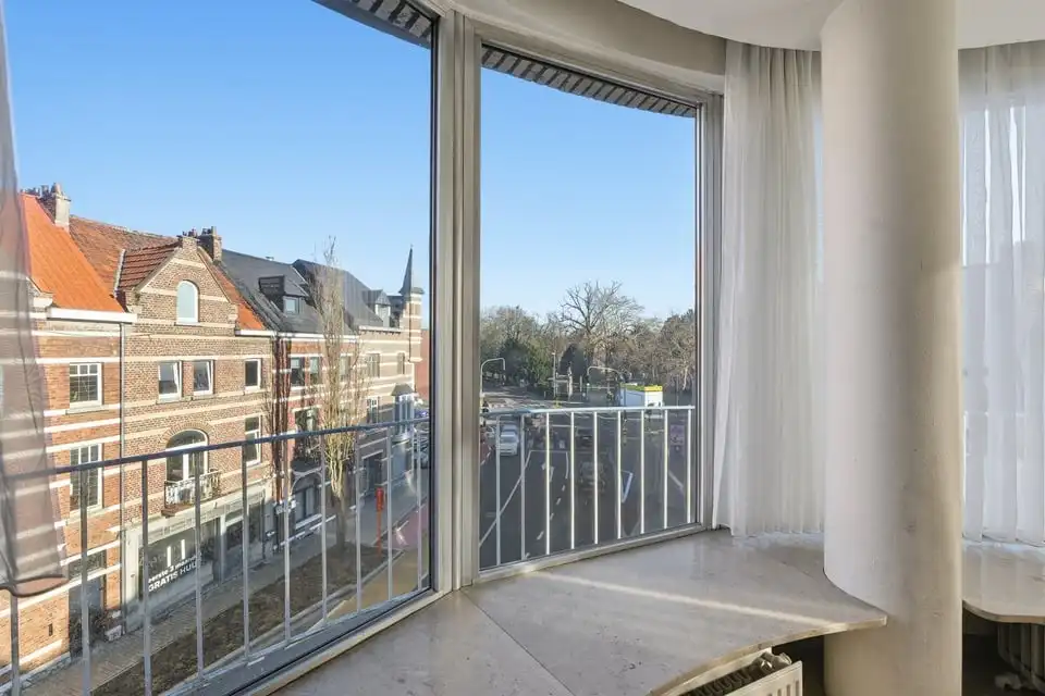 LICHTRIJK APPARTEMENT MET 2 SLKS IN HET CENTRUM VAN SINT-TRUIDEN foto 10