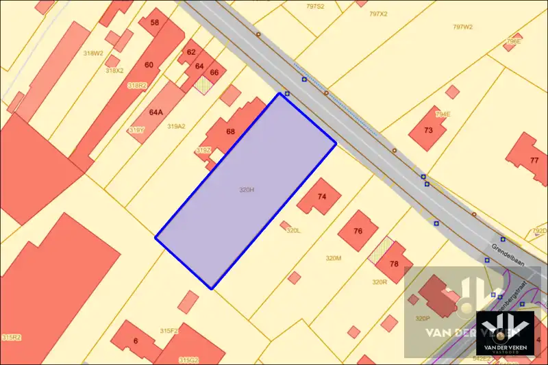 Interessante projectgrond met Zuidwest gerichte oriëntatie van 28 aren 16 centiaren op centrale locatie in Diepenbeek met mogelijkheid tot verkaveling naar drie halfopen bebouwingen of de bestaande oude verkaveling te gebruiken van 1 HOB en 1 Open Bebouwing! foto {{pictureIndex}}