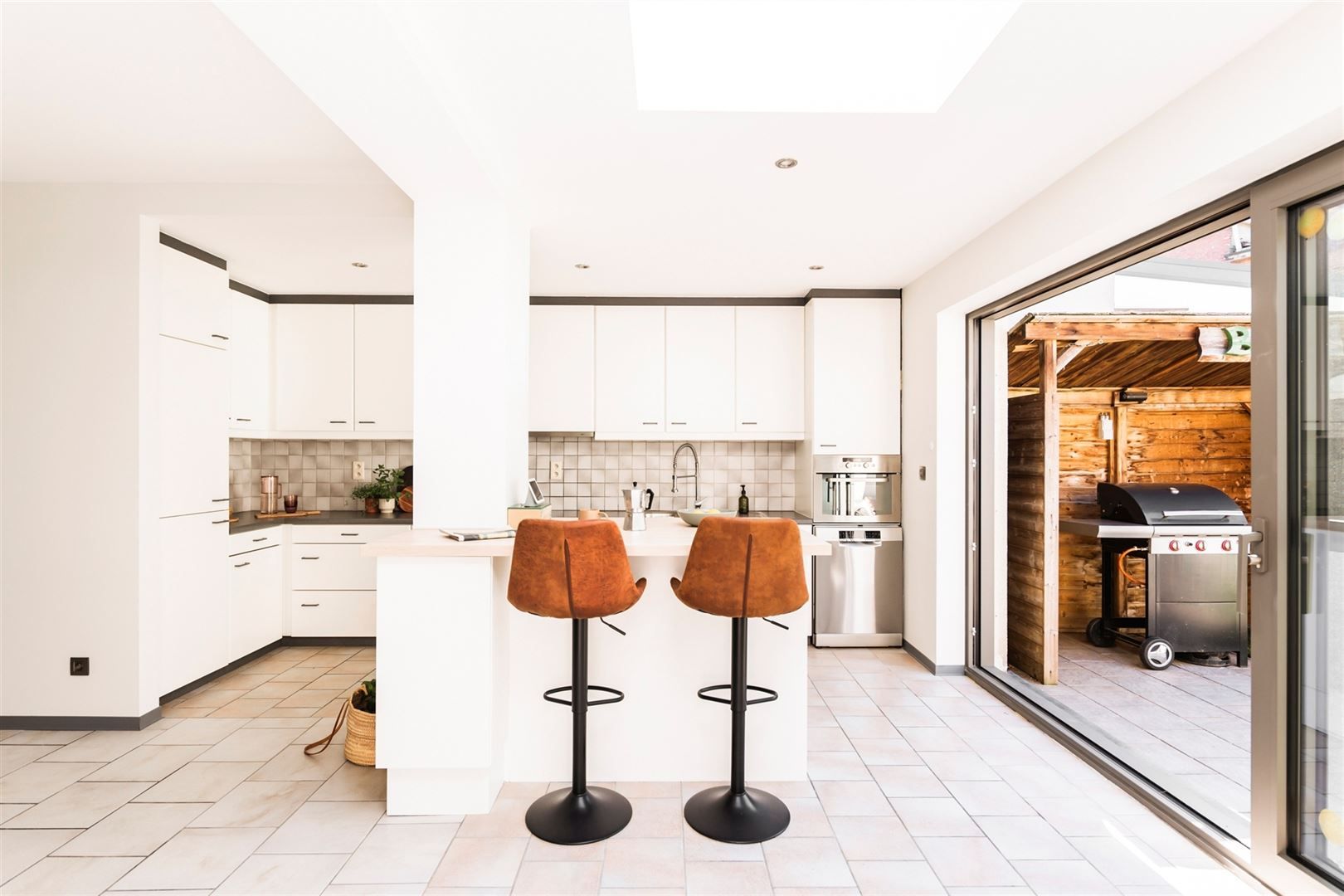 Instapklare woning met zeer grote garage en oprit foto 7