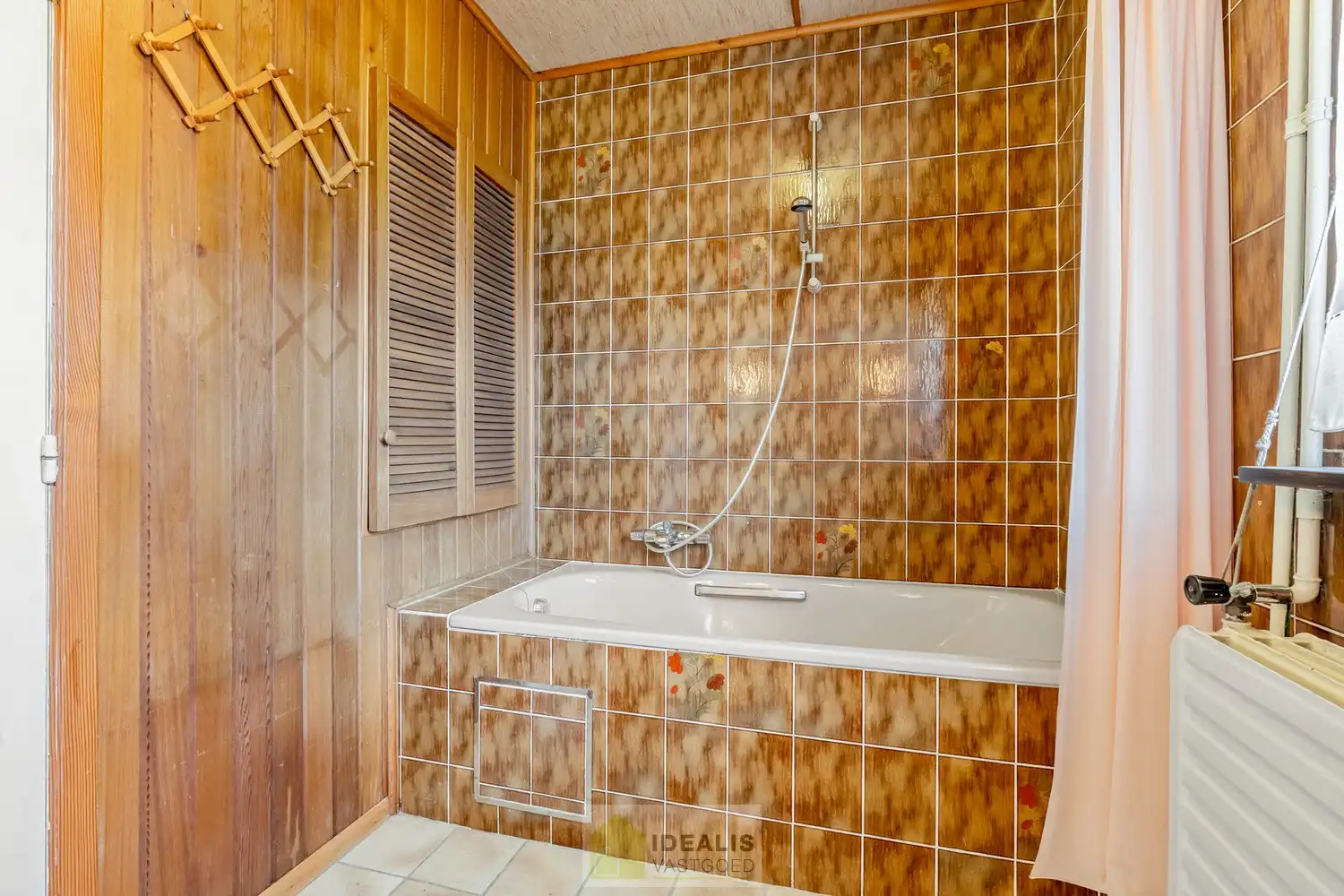 IDEALIS VASTGOED - Aangename vrijstaande woning op toplocatie te Boseind, Pelt. Deze woning omvat maar liefst +-149m² netto bewoonbare oppervlakte op een perceel van 6a 35ca met een ruime woonkamer met aansluitend uitgeruste keuken, maar liefst 3 slaapkamers of 2 slaapkamers met ruime dressing, badkamer, wasplaats, veranda en zeer ruime garage vlakbij de dorpskern van Boseind, Pelt! Uiterst geschikt voor kandidaten op zoek naar een naar eigen wens te renoveren betaalbare woning. foto 12