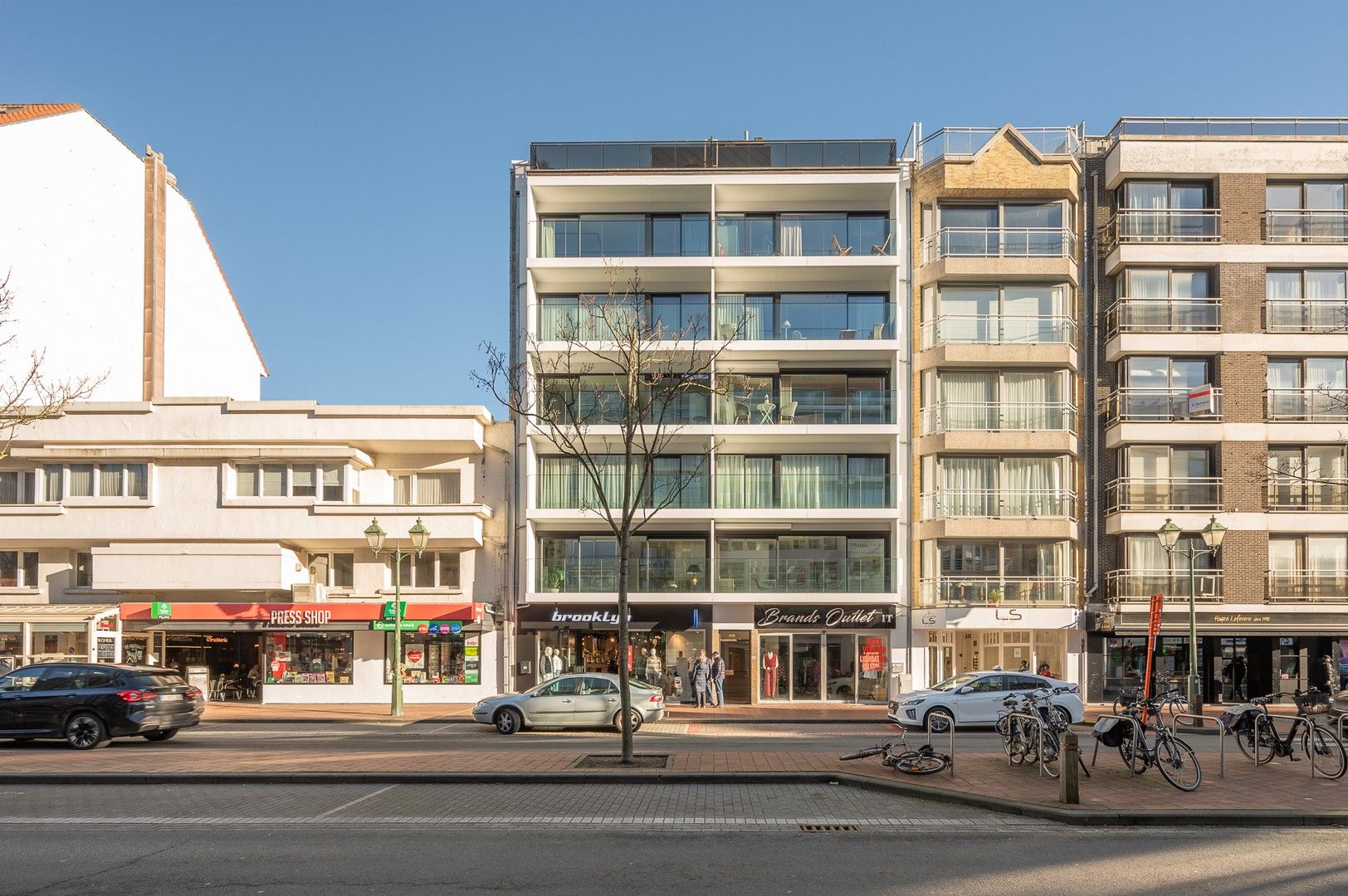 Fantastisch gerenoveerd appartement, centraal gelegen te Knokke op enkele stappen van de zee. foto 2