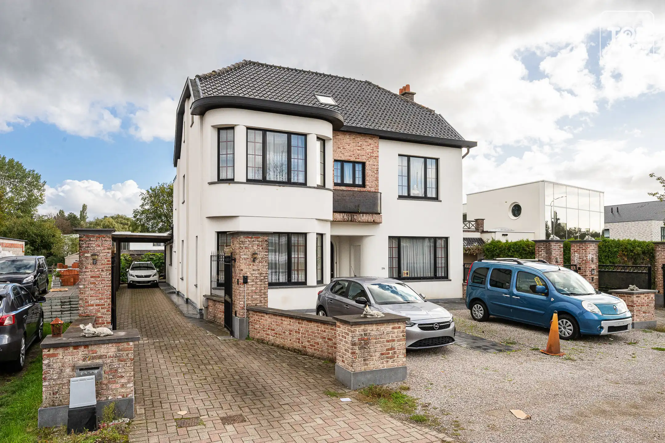 Hoofdfoto van de publicatie: Karaktervolle half open woning met mooie gevel. 