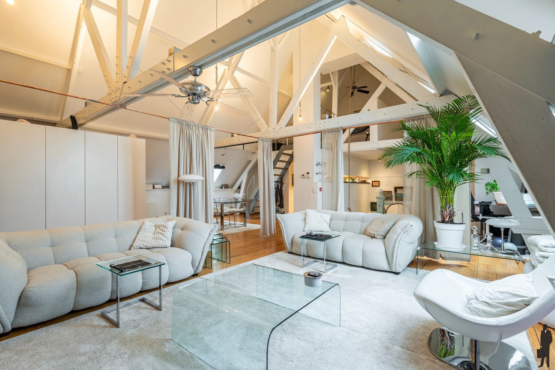 Hoofdfoto van de publicatie: Unieke loft met mezzanine en terras in voormalige Rijkswachtkazerne in&nbsp;Hoogstraten