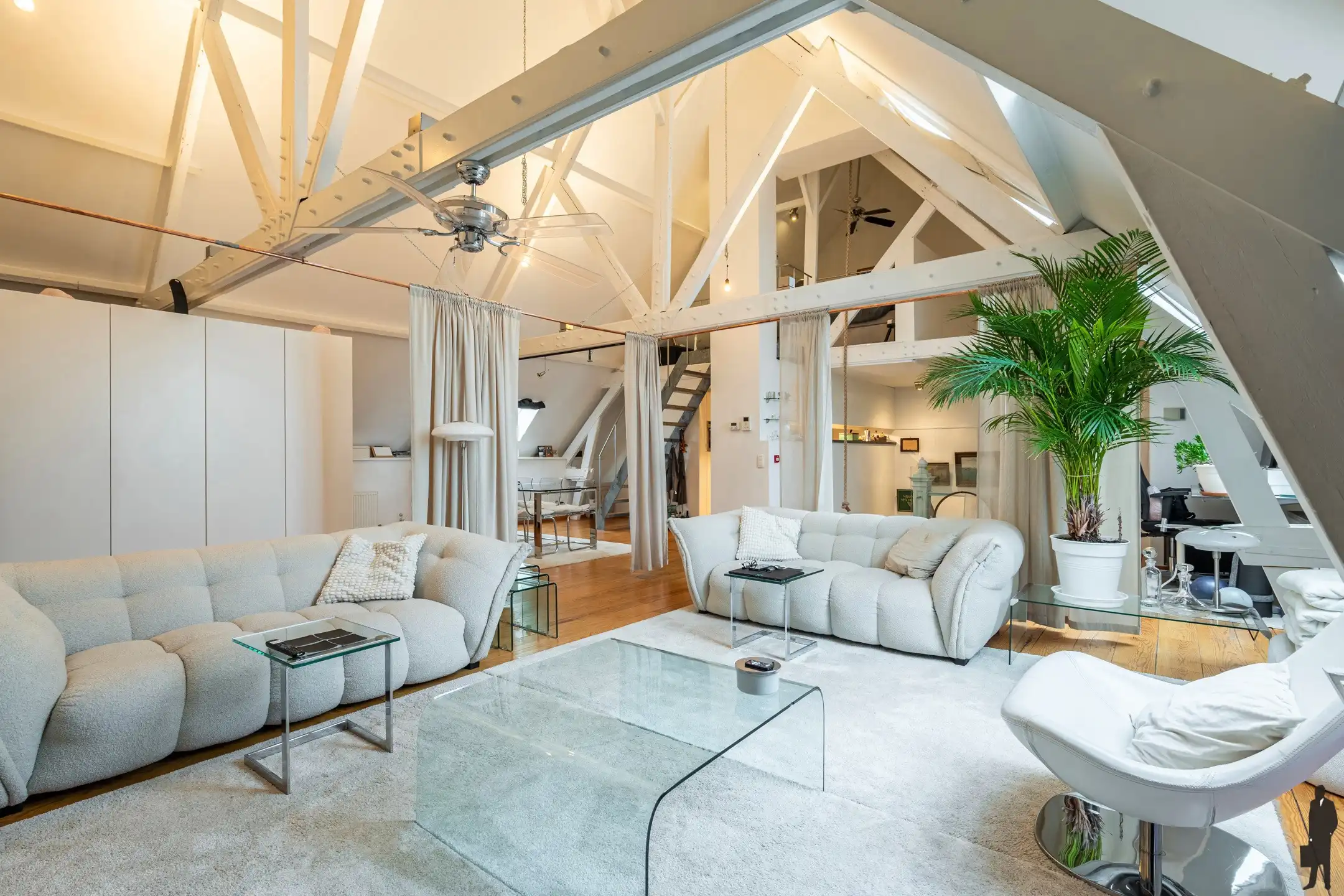 Unieke loft met mezzanine en terras in voormalige Rijkswachtkazerne in&nbsp;Hoogstraten foto {{pictureIndex}}