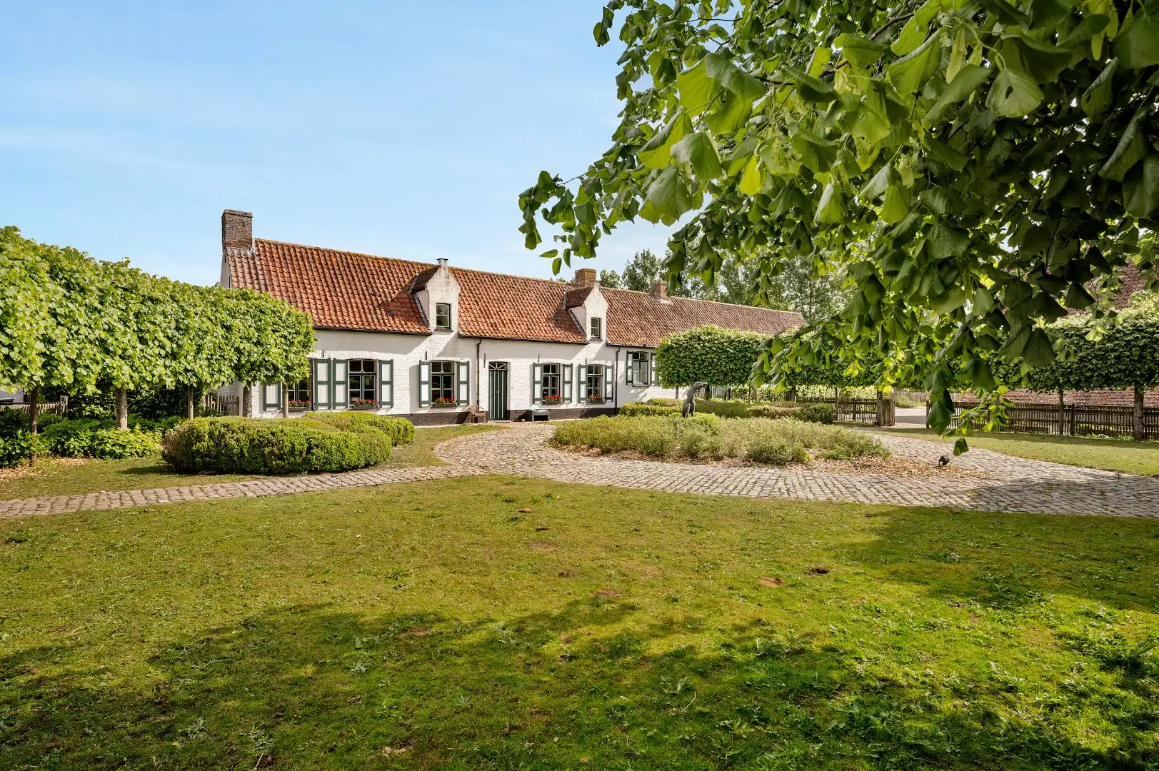 Uitzonderlijke hoeve met binnenpiste en paardenstallen op 1,88 hectare foto {{pictureIndex}}