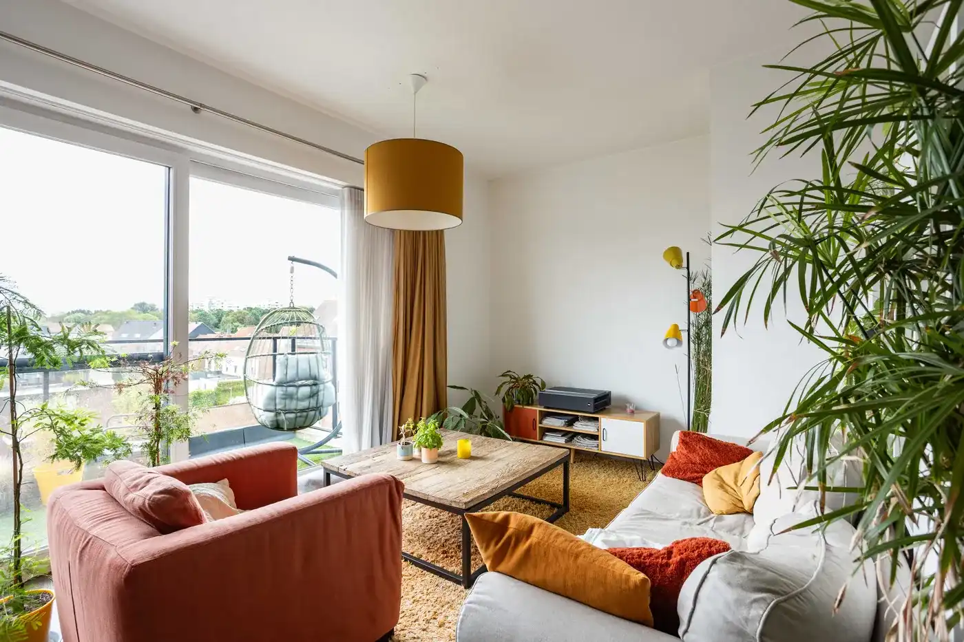 Instapklaar appartement met zuidgericht terras en staanplaats in centrum Kortrijk foto {{pictureIndex}}