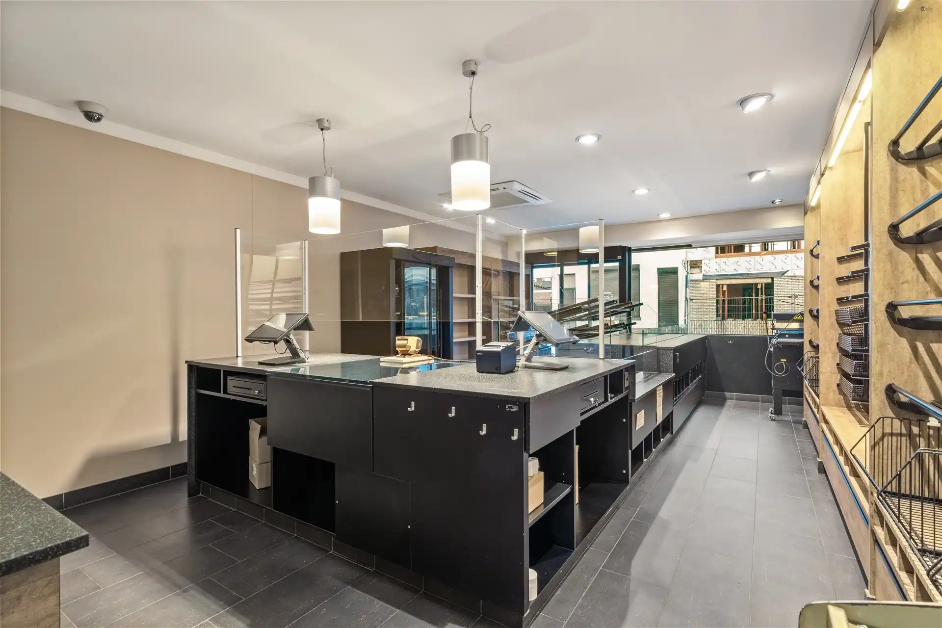 Centrum gelegen bakkerij/handelspand met appartement foto 4