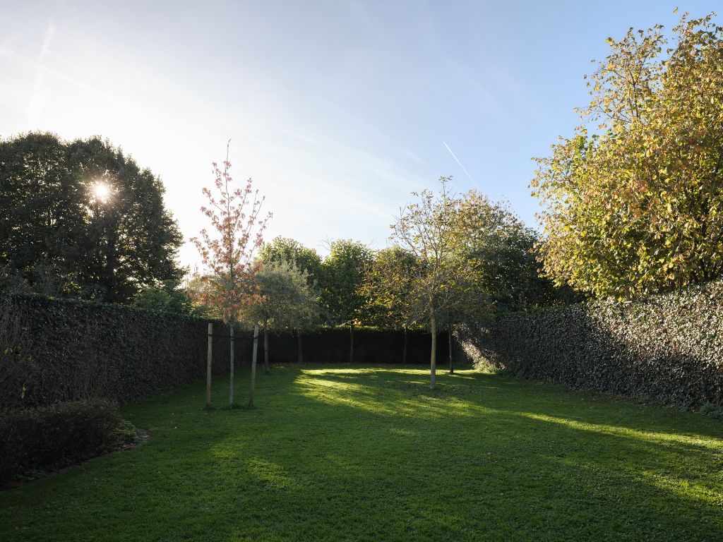 Hoogwaardig gerenoveerde halfopen bebouwing, voorzien van alle luxe, 5 slaapkamers, goed georiënteerde tuin, binnenzwembad en wellness. foto 10