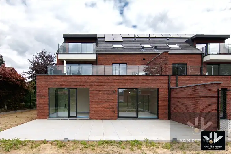 Ruim gelijkvloers nieuwbouwappartement met 2 slaapkamers, een terras en een mooie tuin op een goed bereikbare locatie! foto {{pictureIndex}}