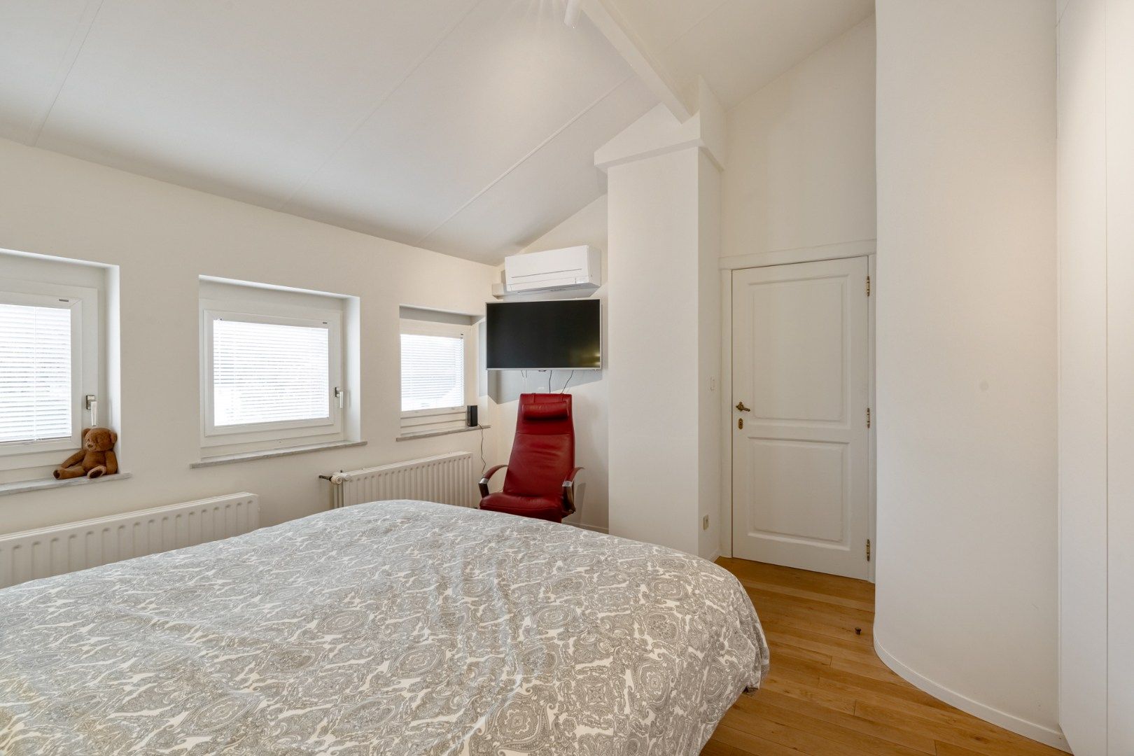 Verrassende villa met luchtig interieur en grote tuin foto 21