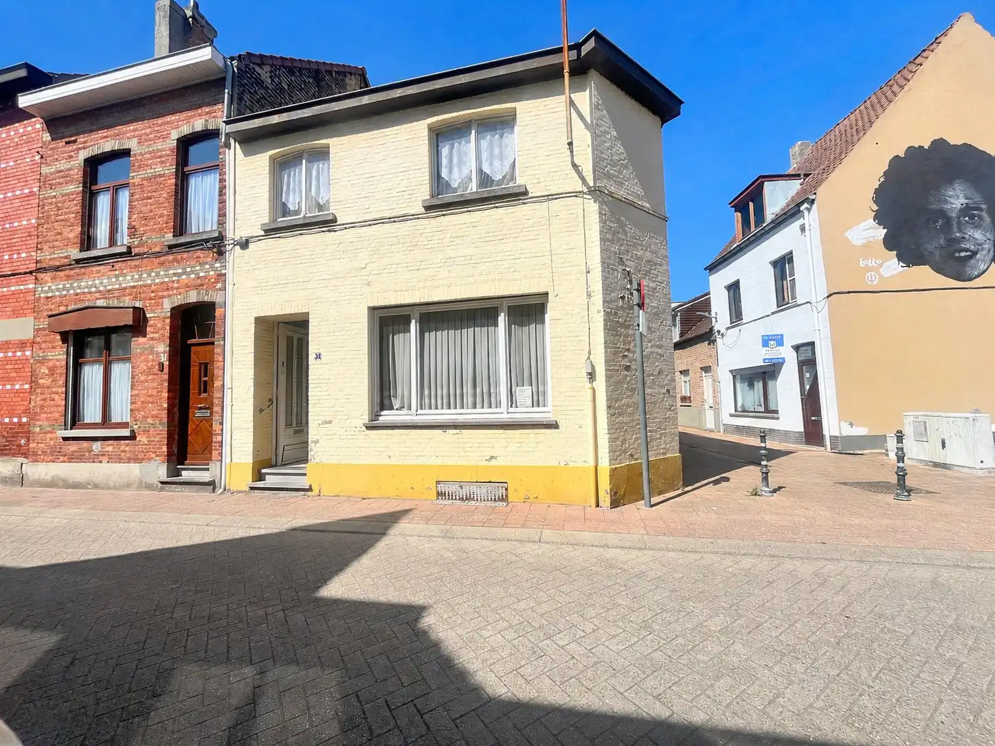 Hoofdfoto van de publicatie: Te renoveren hoekwoning in het centrum van Heist