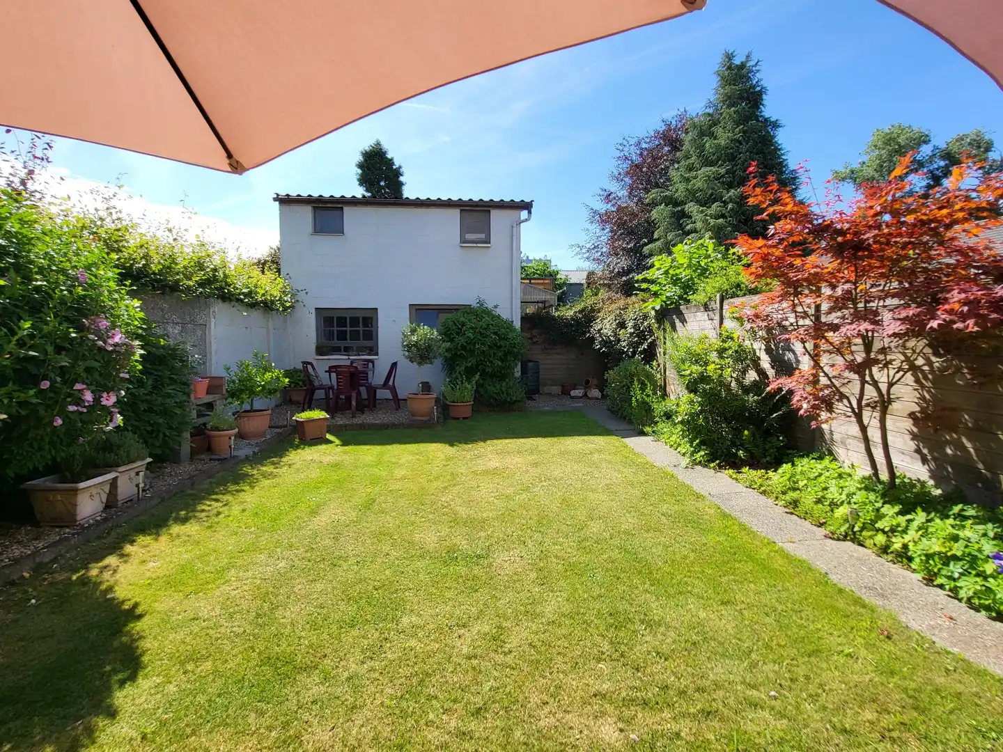 Deze ruime halfopen bebouwing met een bewoonbare oppervlakte van 134 m² is rustig gelegen aan de stadsrand. foto 2