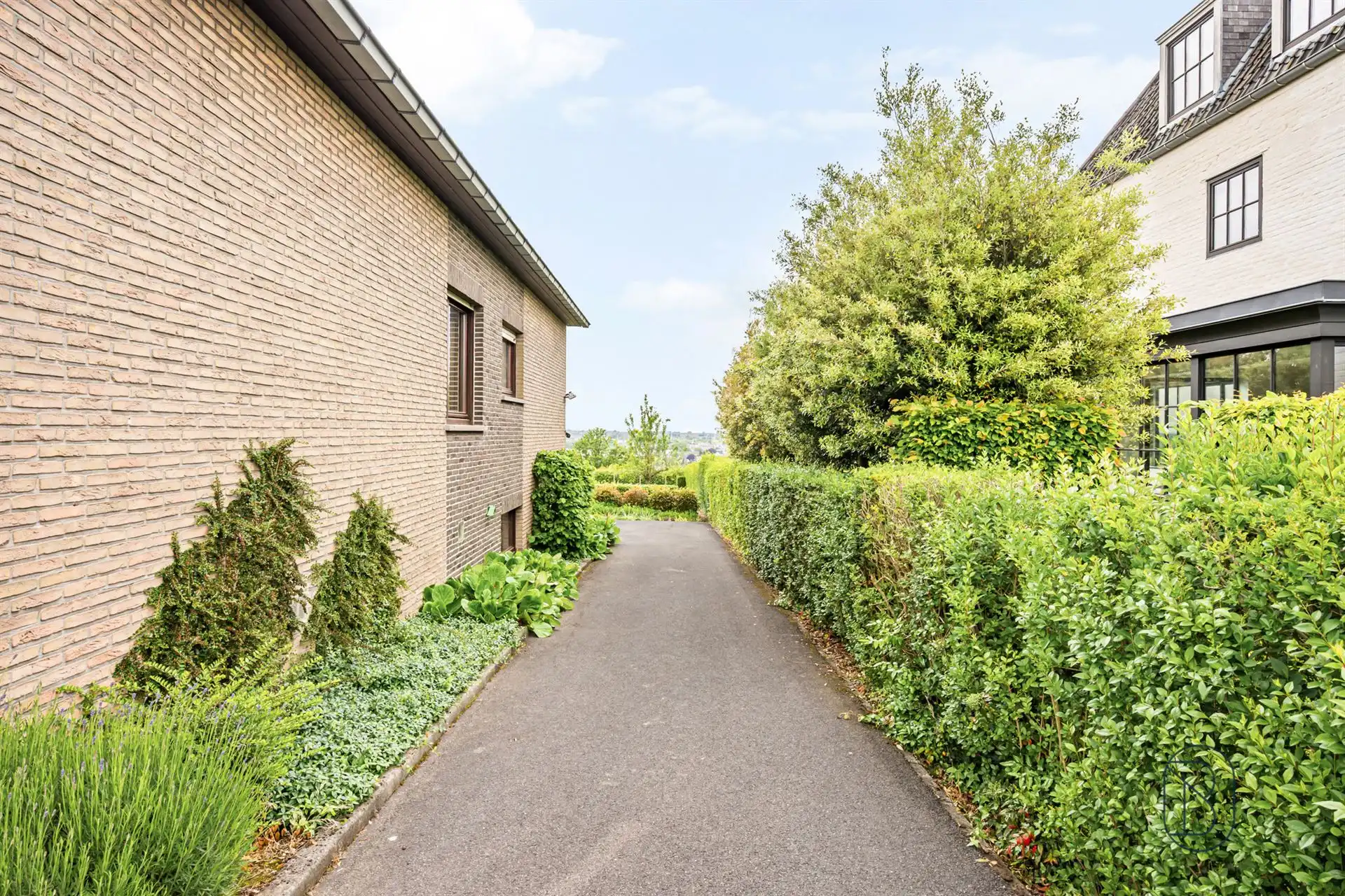 Degelijke villa met prachtig open zicht. foto 25