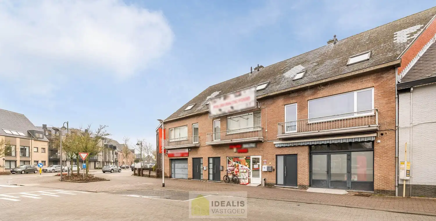 OP TE FRISSEN RUIM DUPLEX APPARTEMENT PAL IN  HET CENTRUM VAN HAMONT! Dit uiterst ruime appartement omvat maar liefst ca.142m² bewoonbare oppervlakte en is voorzien van een ruime woonkamer met aansluitend keuken, 3 aangename slaapkamers, volledig vernieuwde badkamer en terras!! Zeer geschikt voor kandidaten op zoek naar een zeer ruim appartement pal in het stadscentrum van Hamont (Hamont-Achel)! foto 4