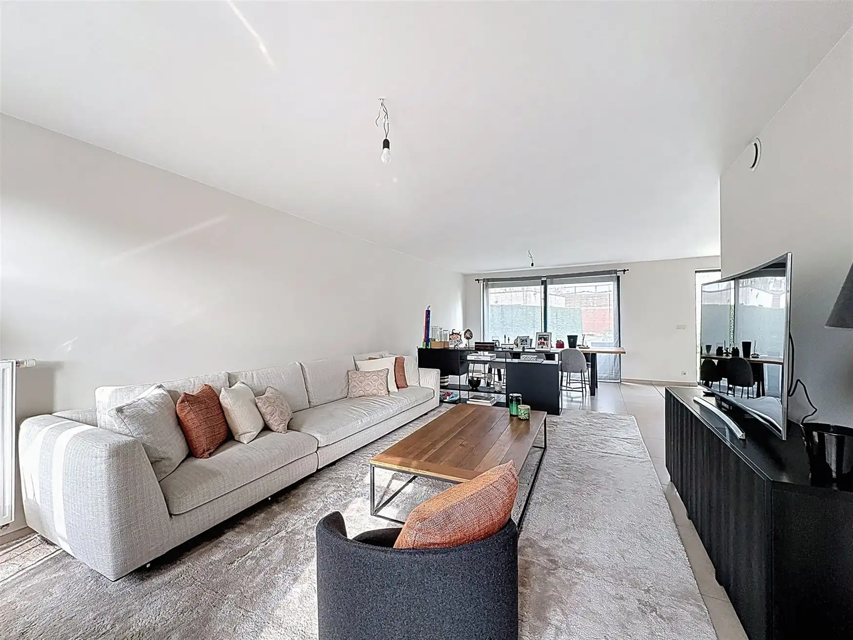 Charmante halfopen bebouwing inclusief garage foto 2