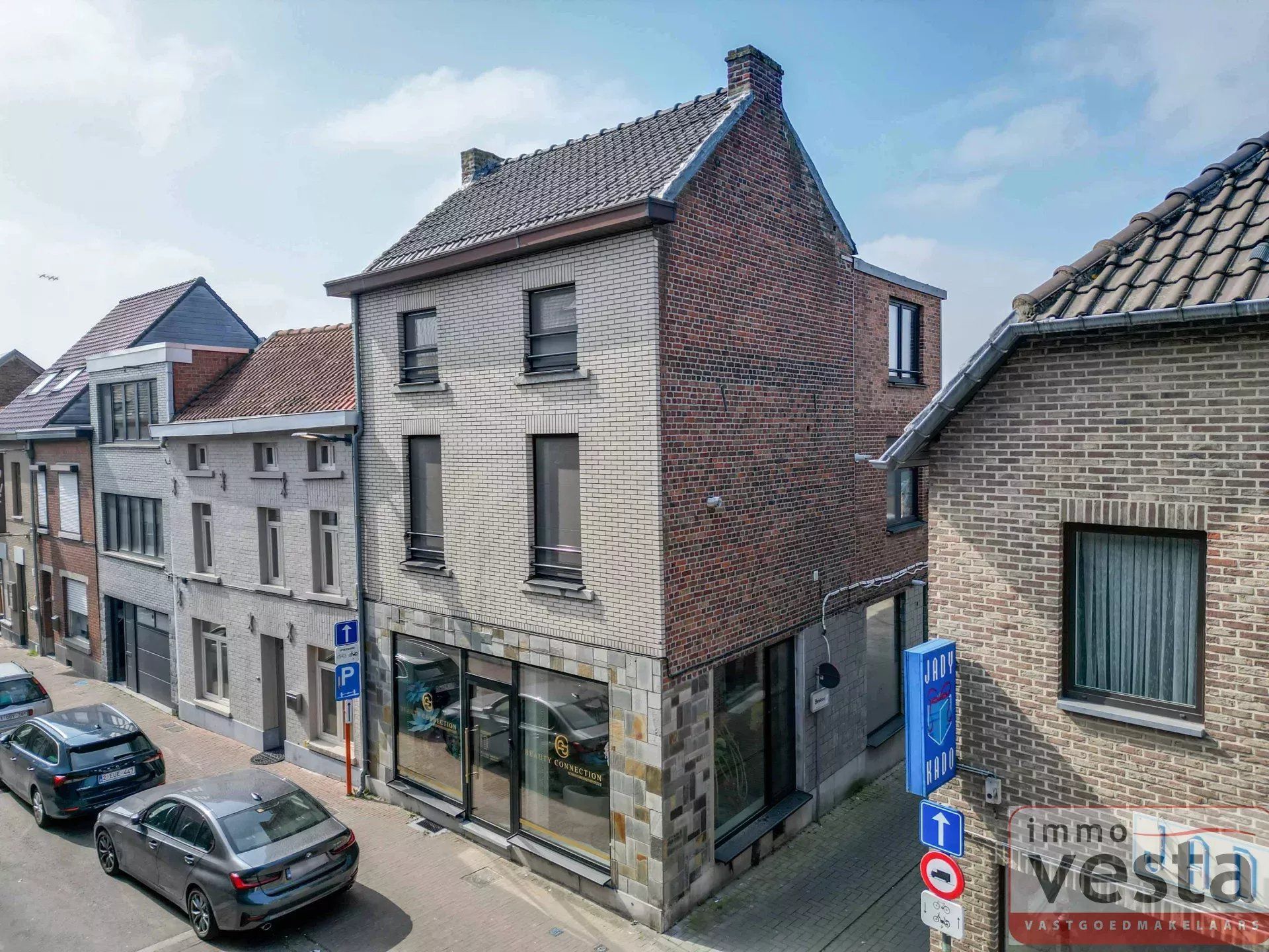 Goedgelegen, volledig gerenoveerd handelspand met woonst foto {{pictureIndex}}