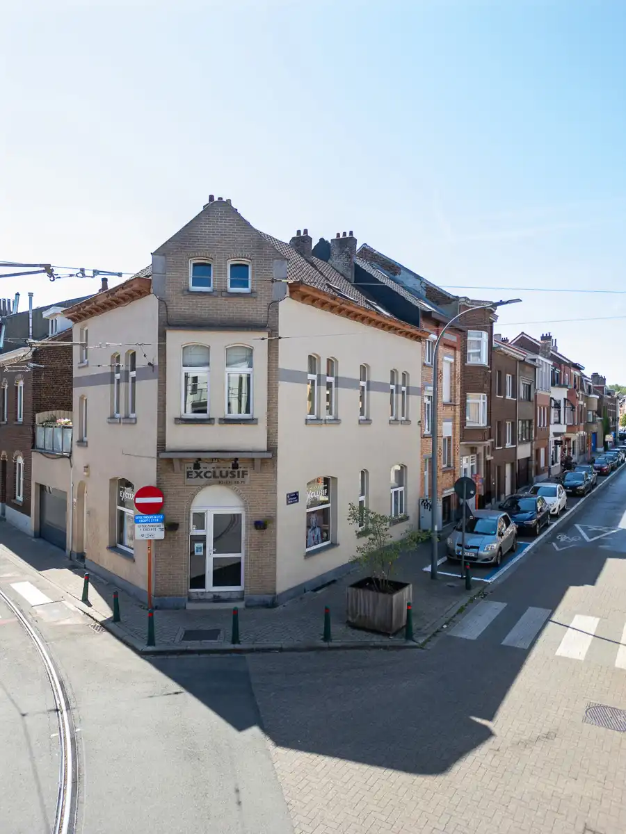Veelzijdige woning met handelsruimte en garage foto 3