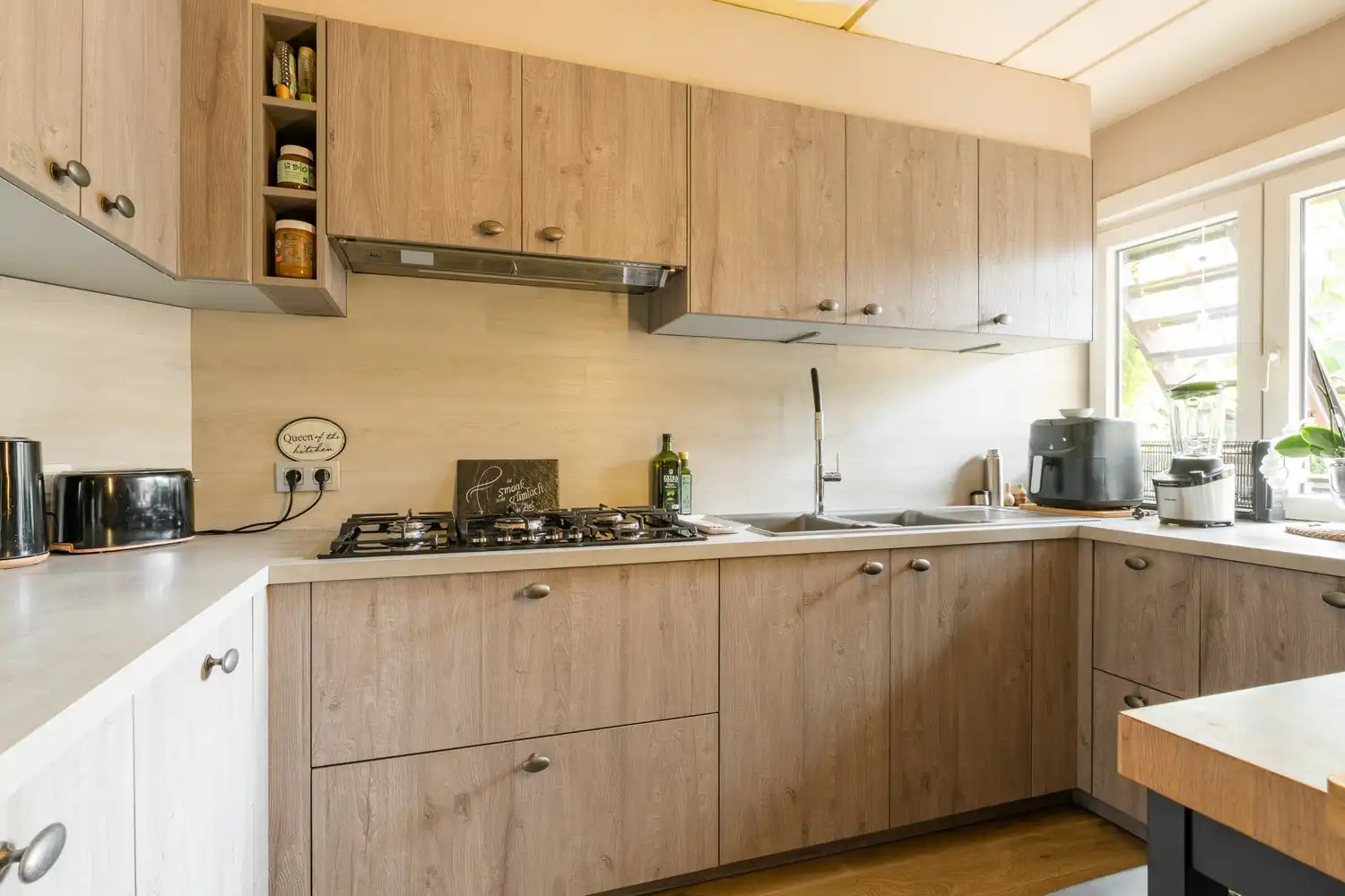 Veelzijdige woning met zorgmogelijkheden, werkruimte en tal van bijgebouwen foto 8